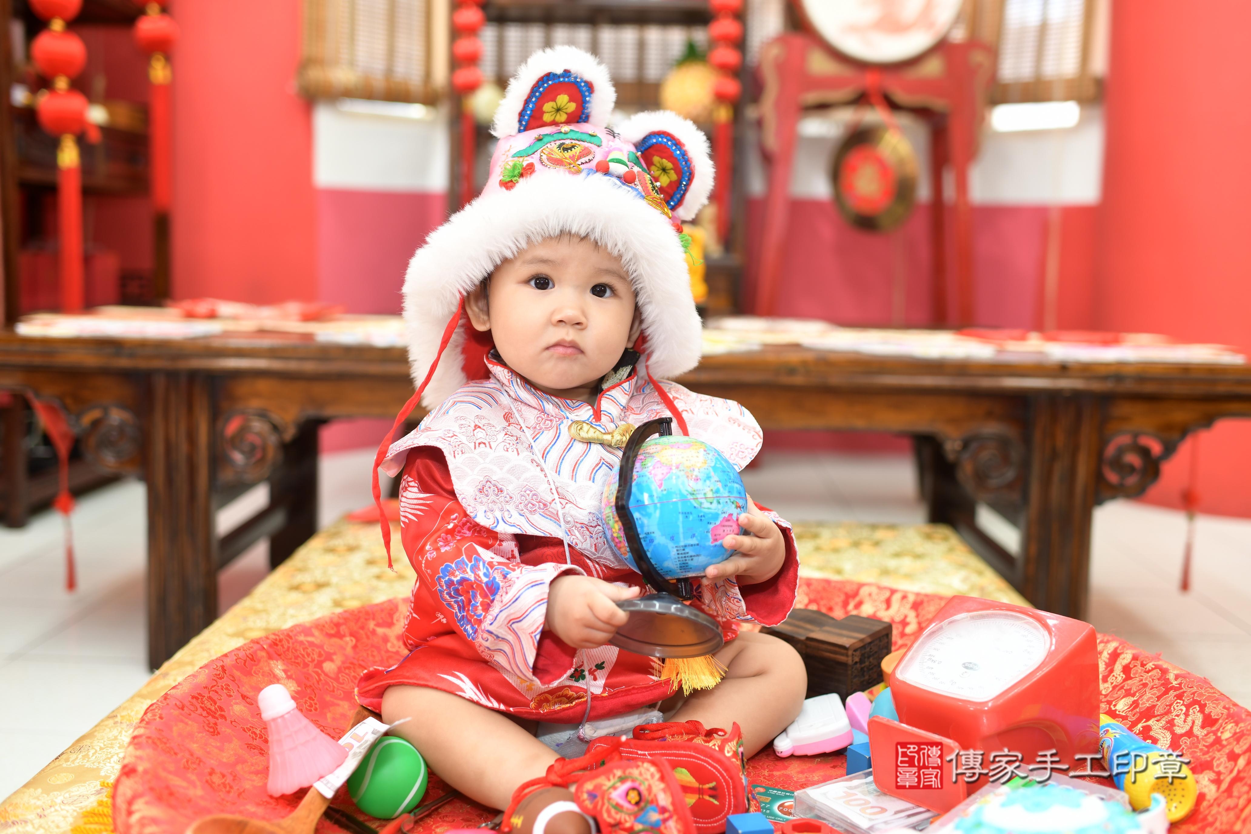 瑄瑄寶貝抓周，小孩古裝禮服照。地點：傳家「高雄店」古禮會場