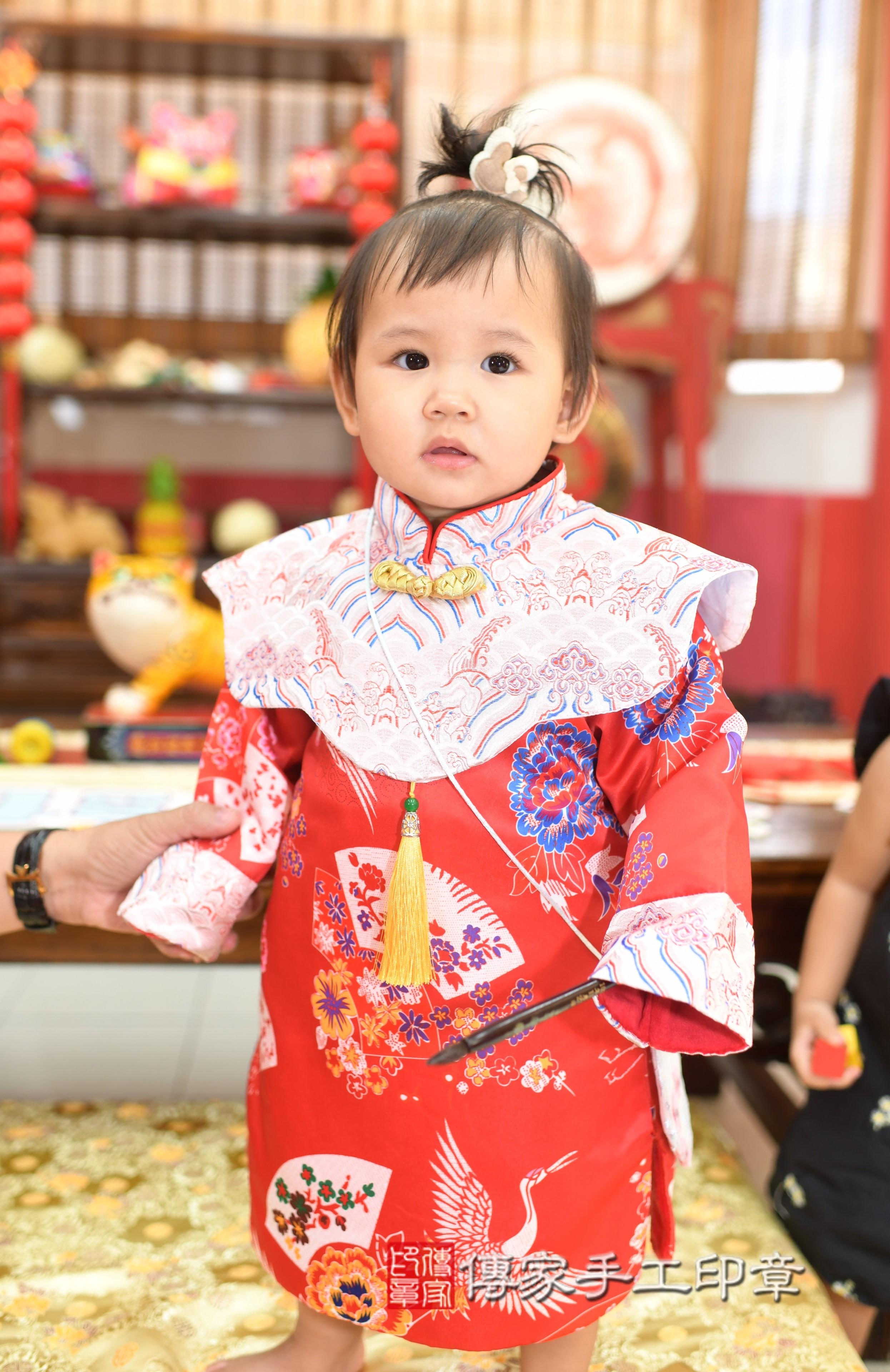 瑄瑄寶貝抓周，小孩古裝禮服照。地點：傳家「高雄店」古禮會場
