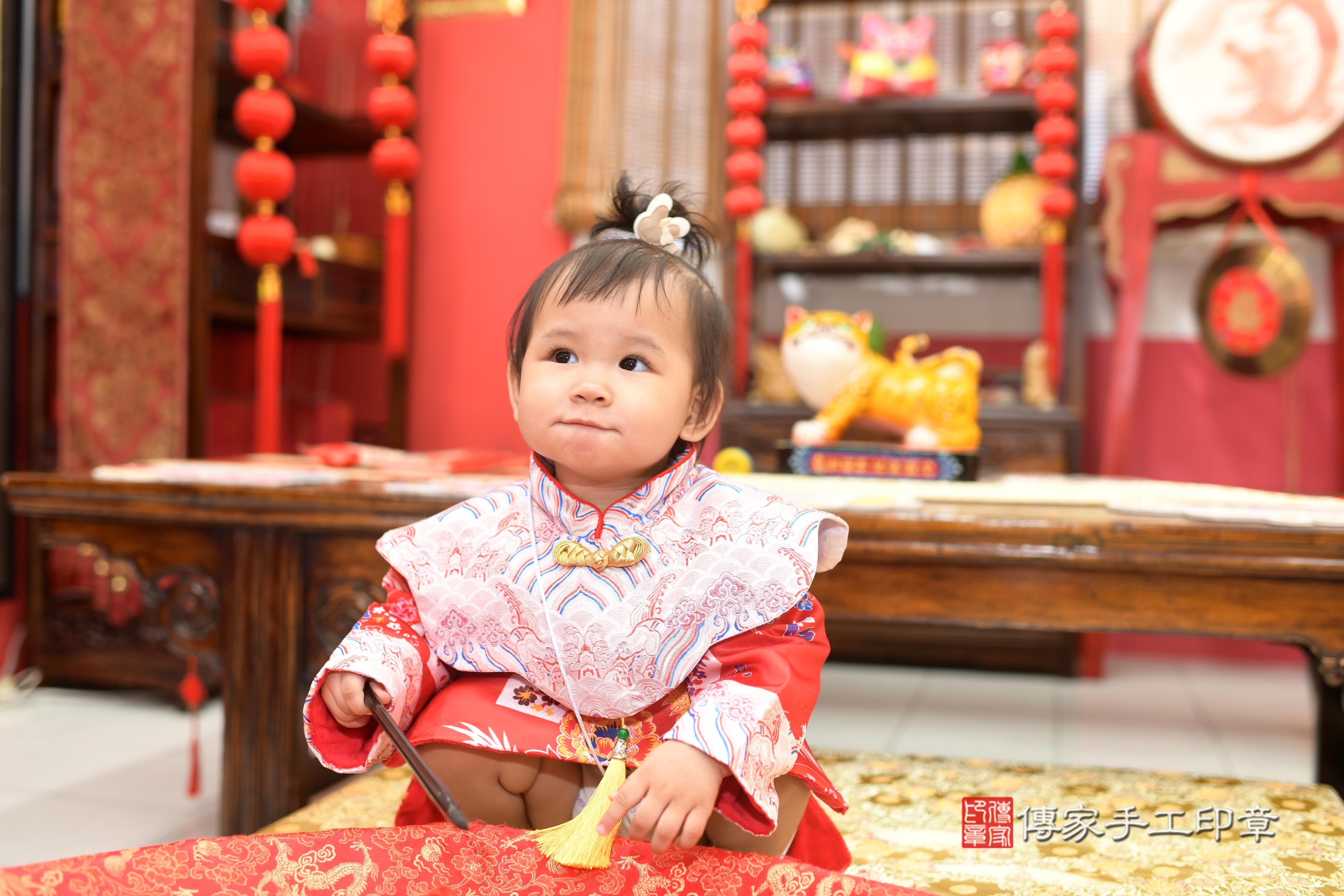 瑄瑄寶貝抓周，小孩古裝禮服照。地點：傳家「高雄店」古禮會場