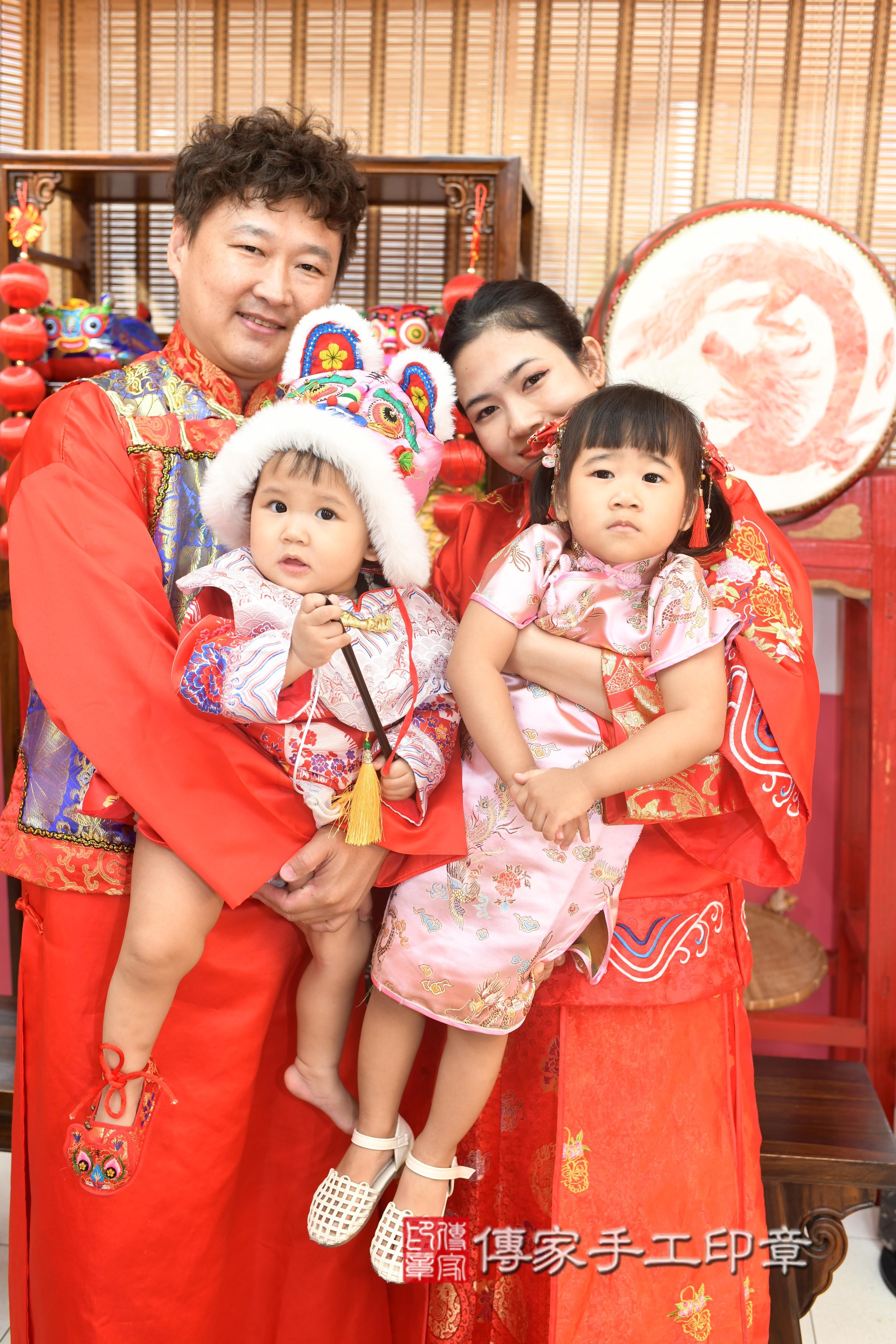 瑄瑄寶貝抓周，成人與小孩古裝禮服照。地點：傳家「高雄店」古禮會場