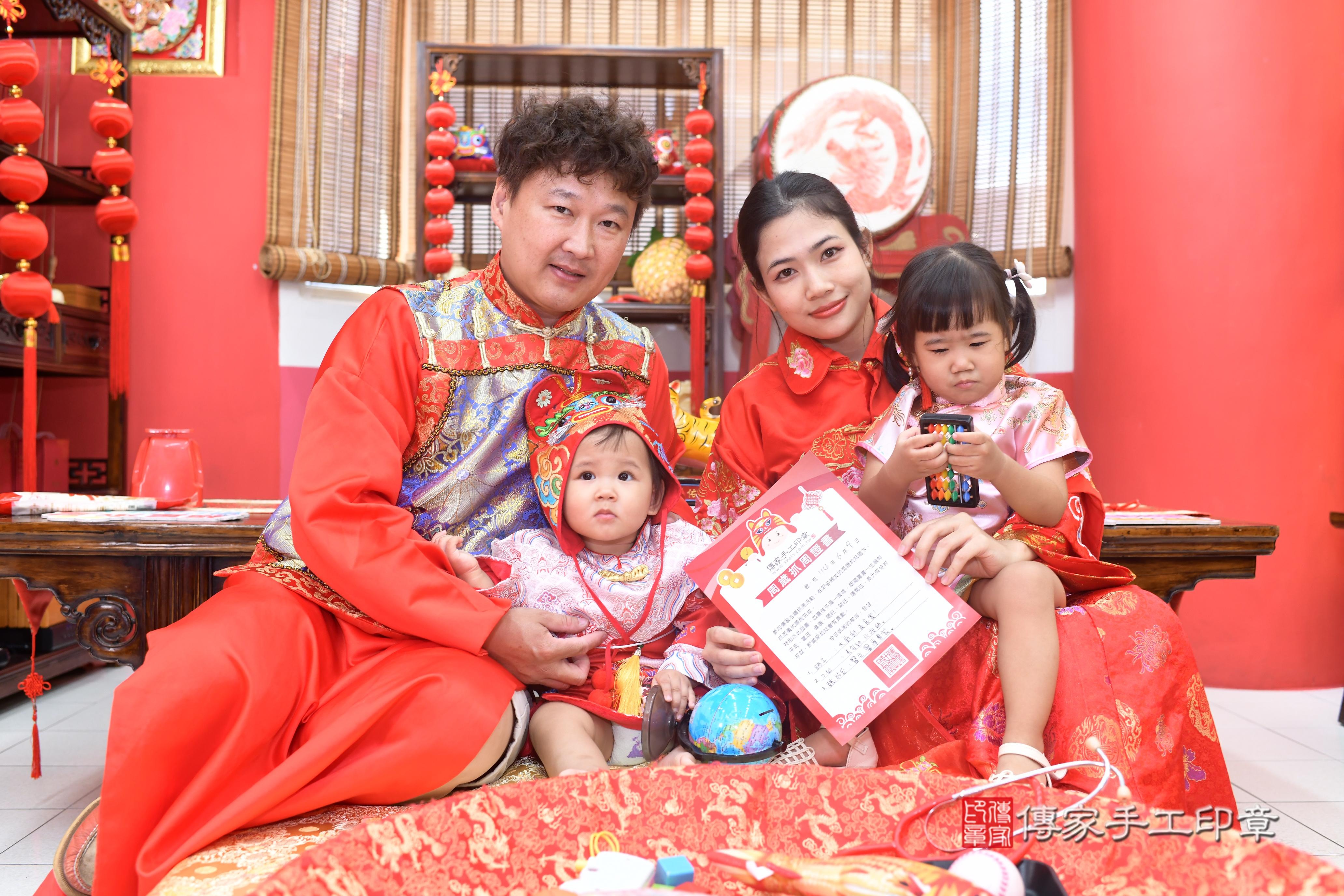 瑄瑄寶貝抓周，成人與小孩古裝禮服照。地點：傳家「高雄店」古禮會場