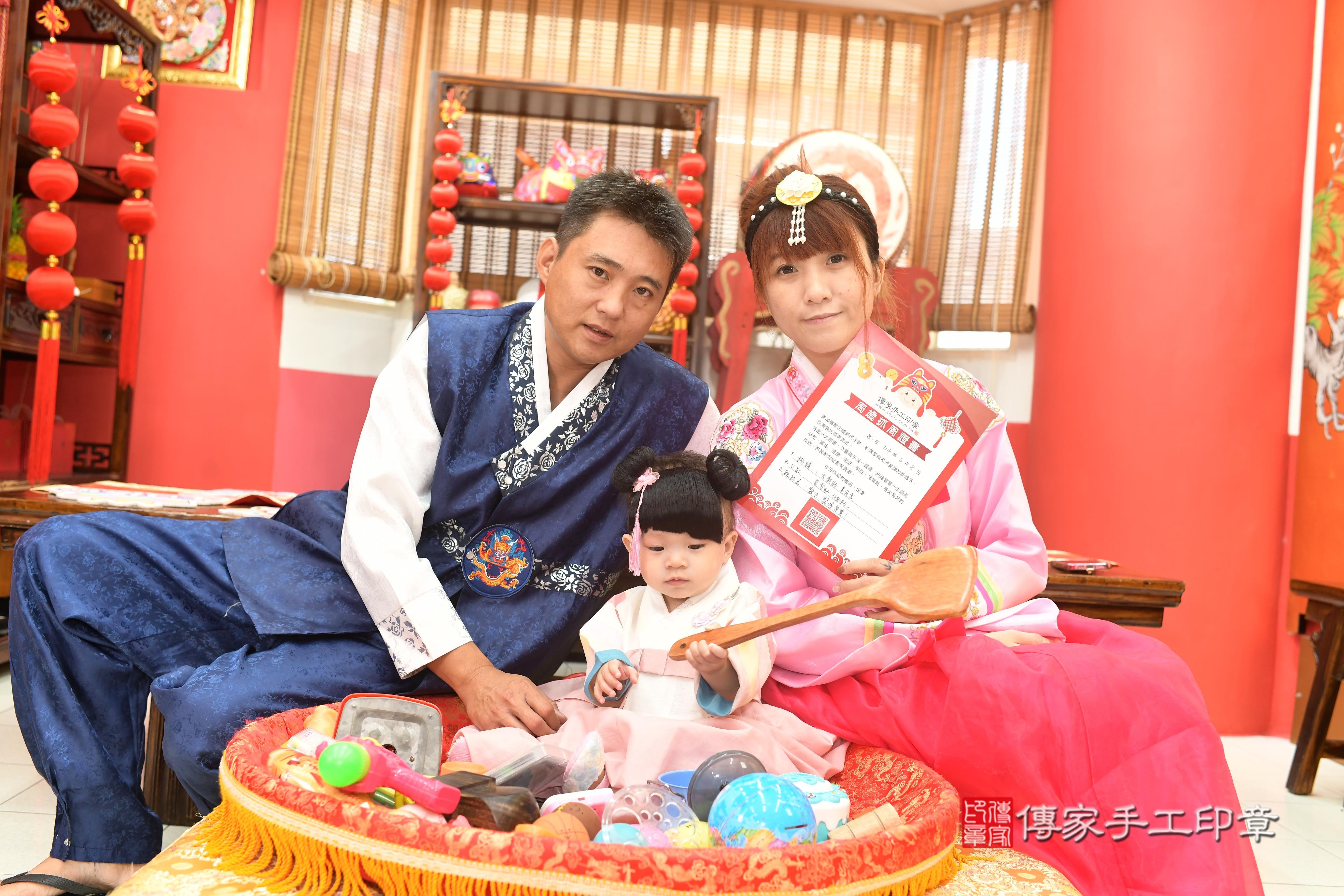 妃妃寶貝抓周，成人與小孩古裝禮服照。地點：傳家「高雄店」古禮會場