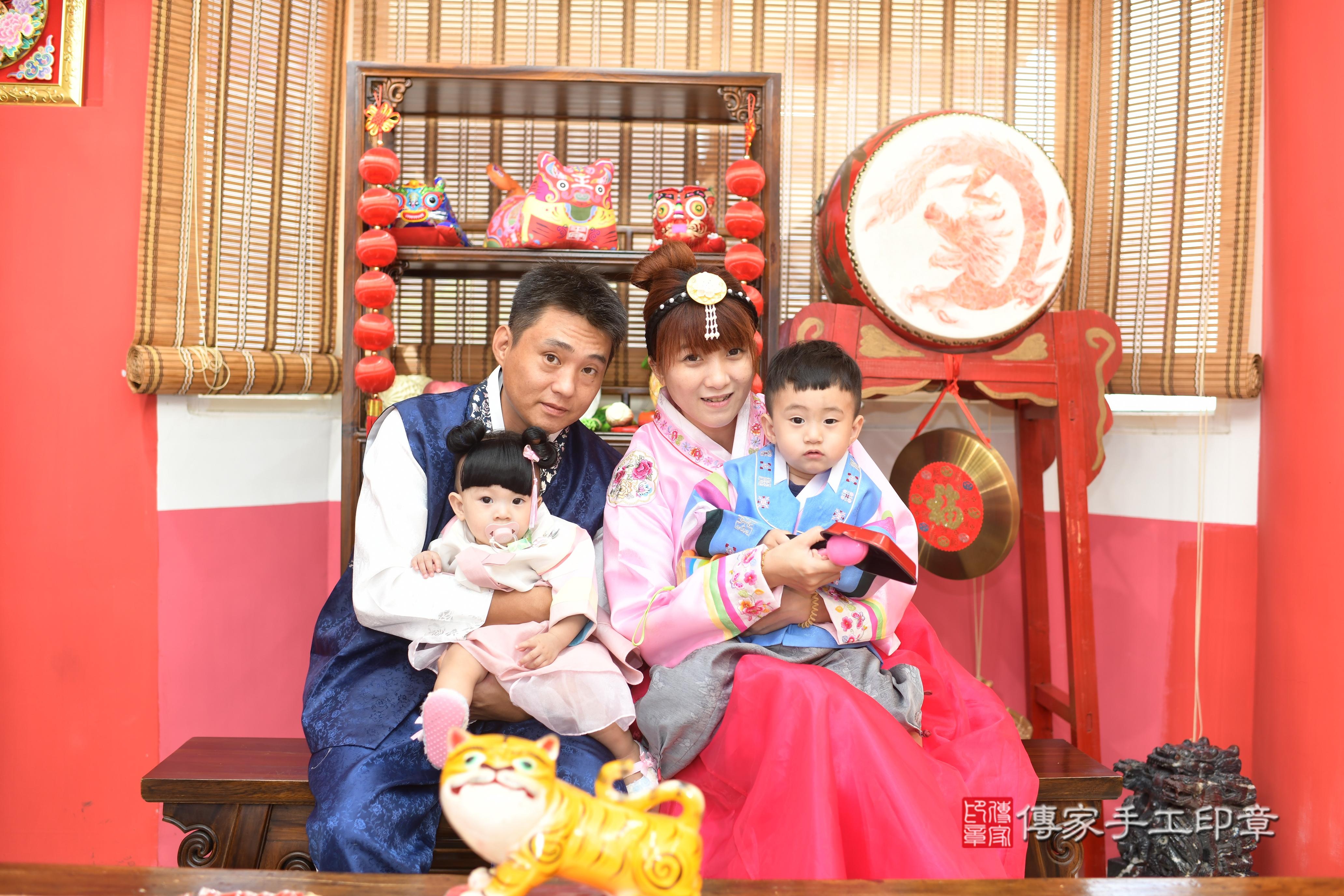 妃妃寶貝抓周，成人與小孩古裝禮服照。地點：傳家「高雄店」古禮會場