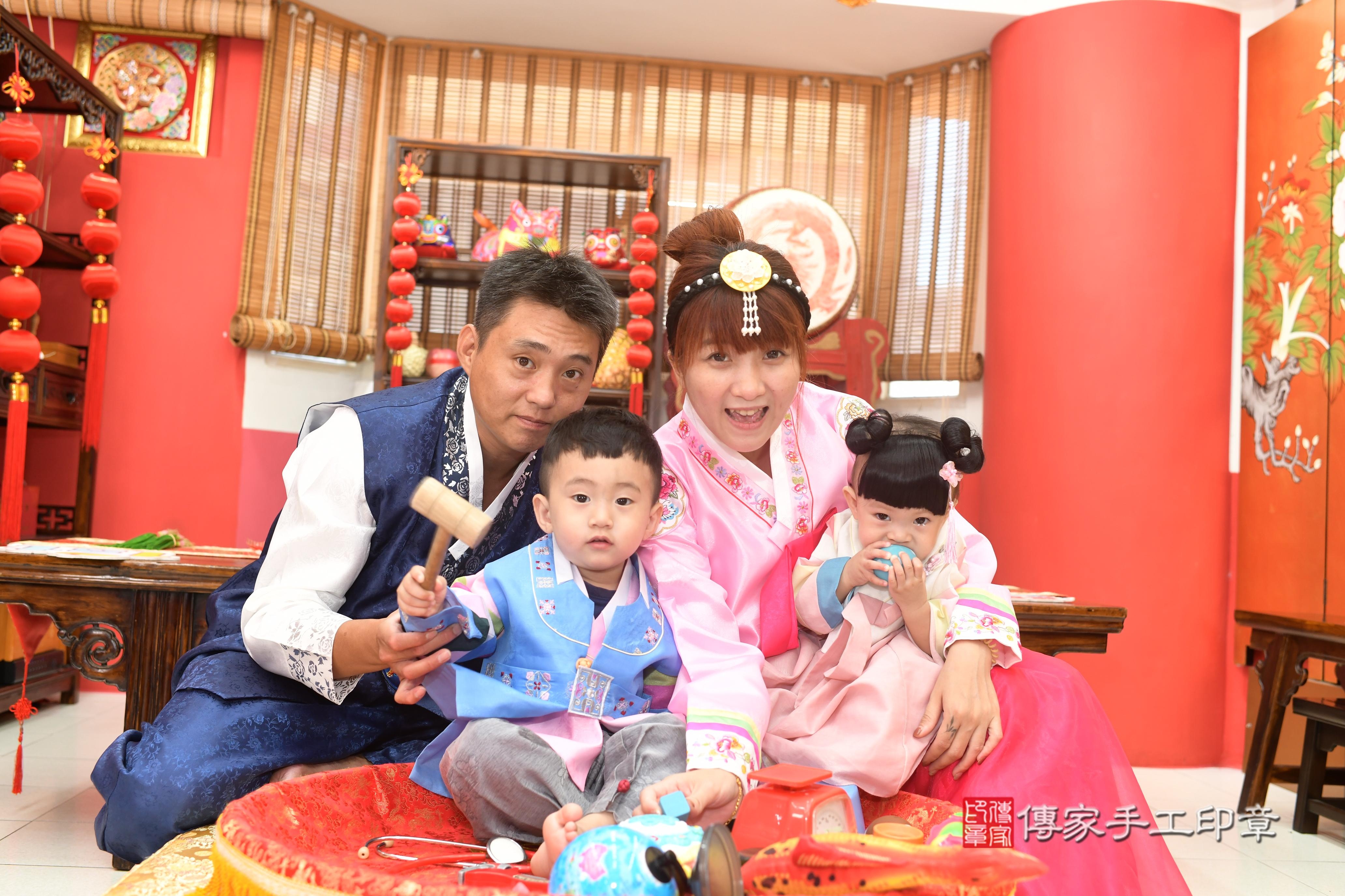 妃妃寶貝抓周，成人與小孩古裝禮服照。地點：傳家「高雄店」古禮會場