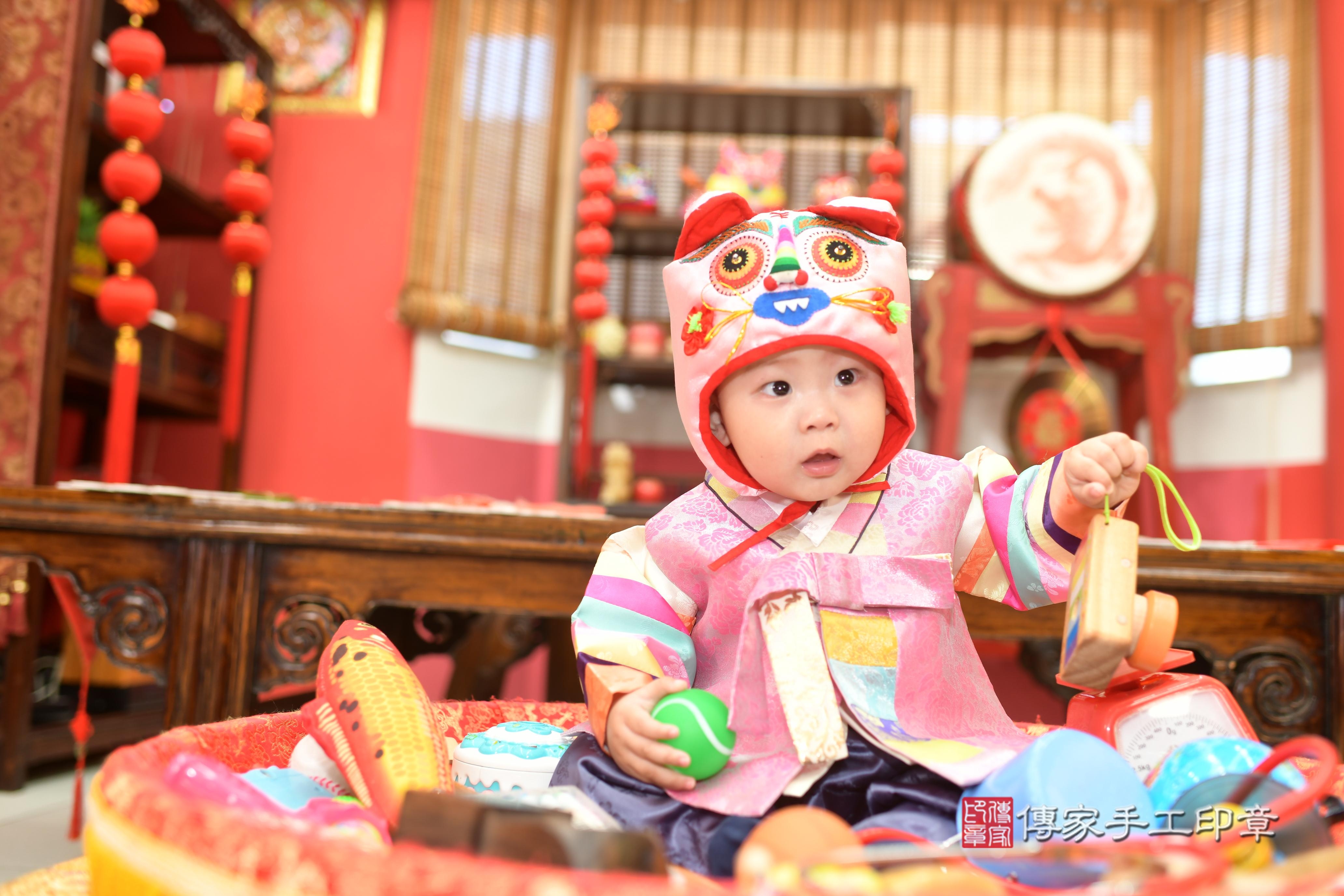 小宇寶貝抓周，小孩古裝禮服照。地點：傳家「高雄店」古禮會場