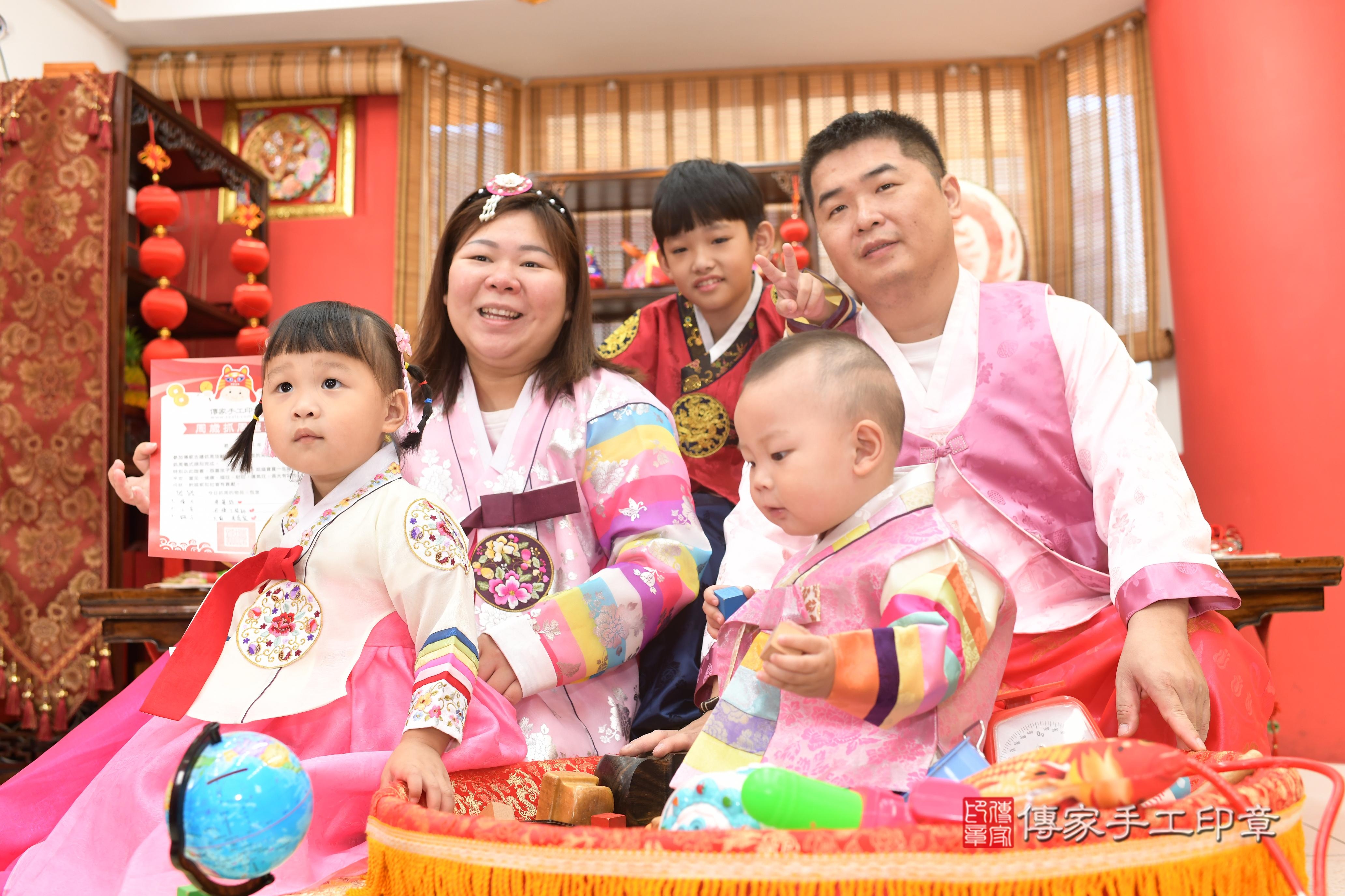 小宇寶貝抓周，成人與小孩古裝禮服照。地點：傳家「高雄店」古禮會場