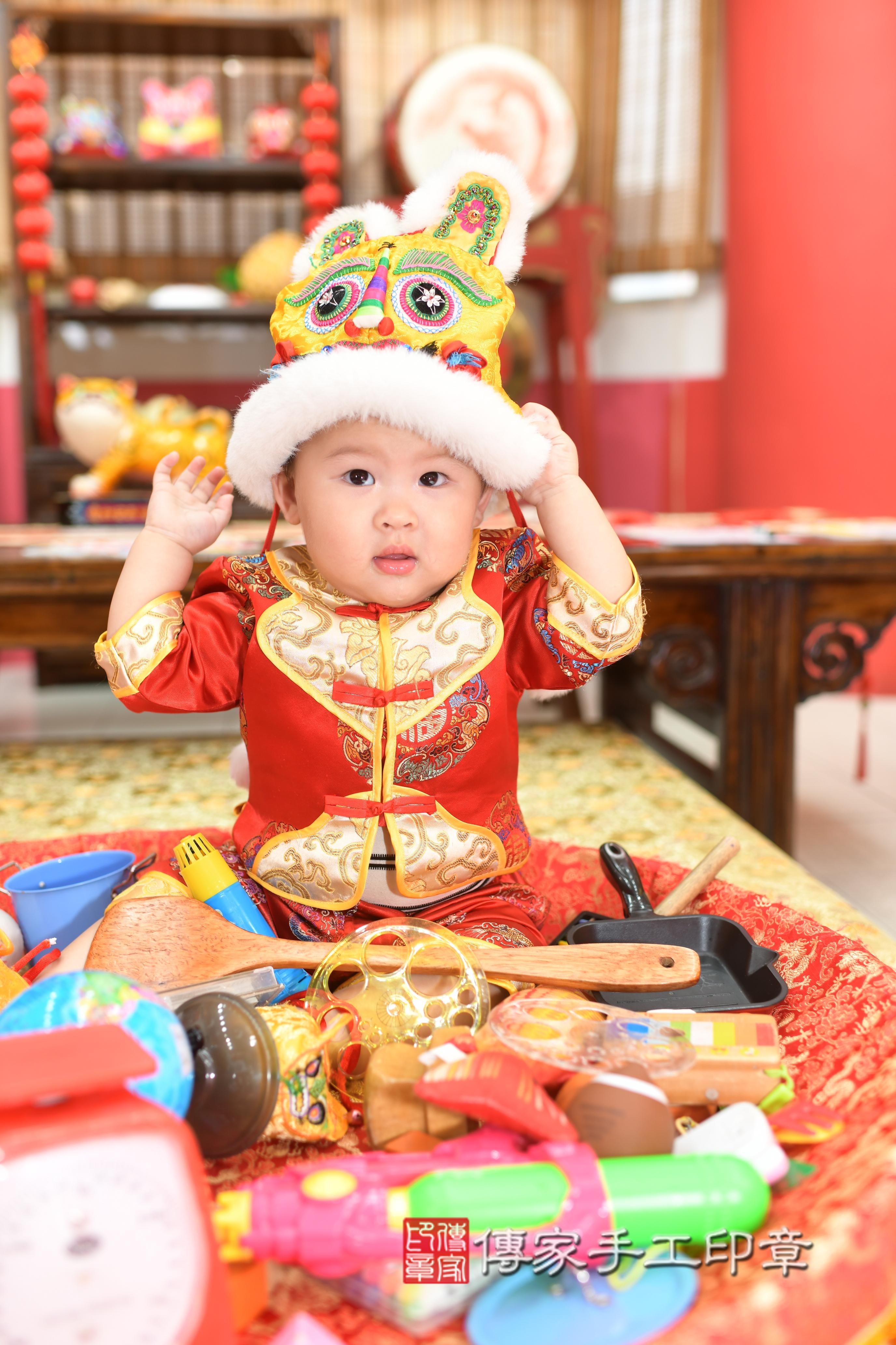 元元寶貝抓周，小孩古裝禮服照。地點：傳家「高雄店」古禮會場