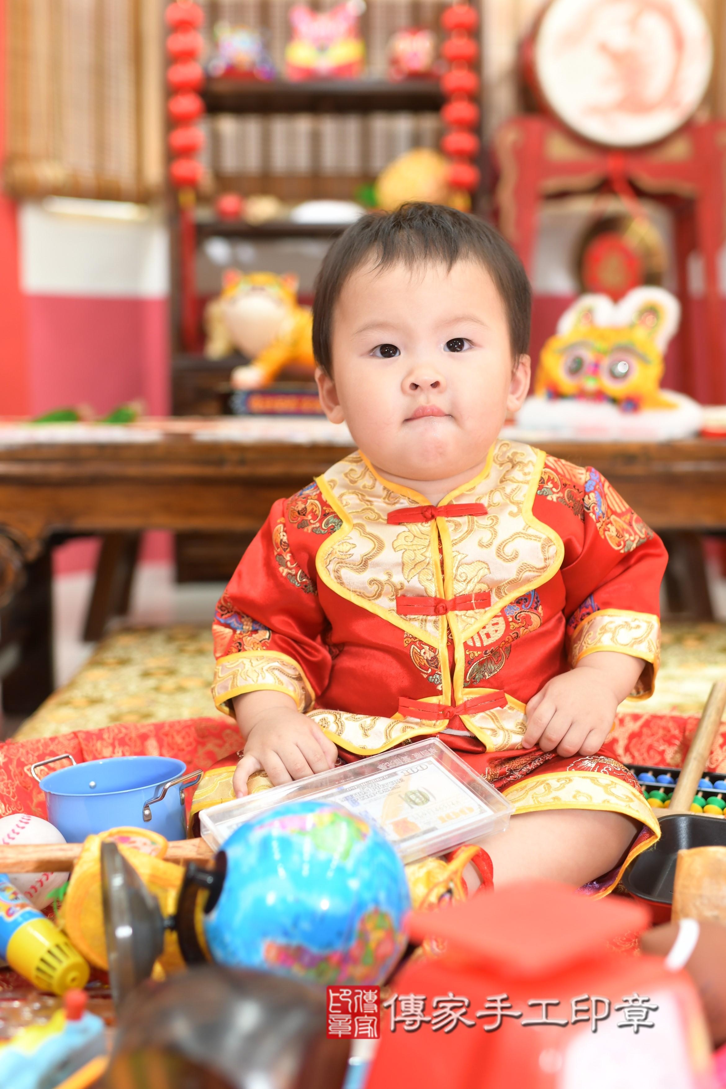 元元寶貝抓周，小孩古裝禮服照。地點：傳家「高雄店」古禮會場