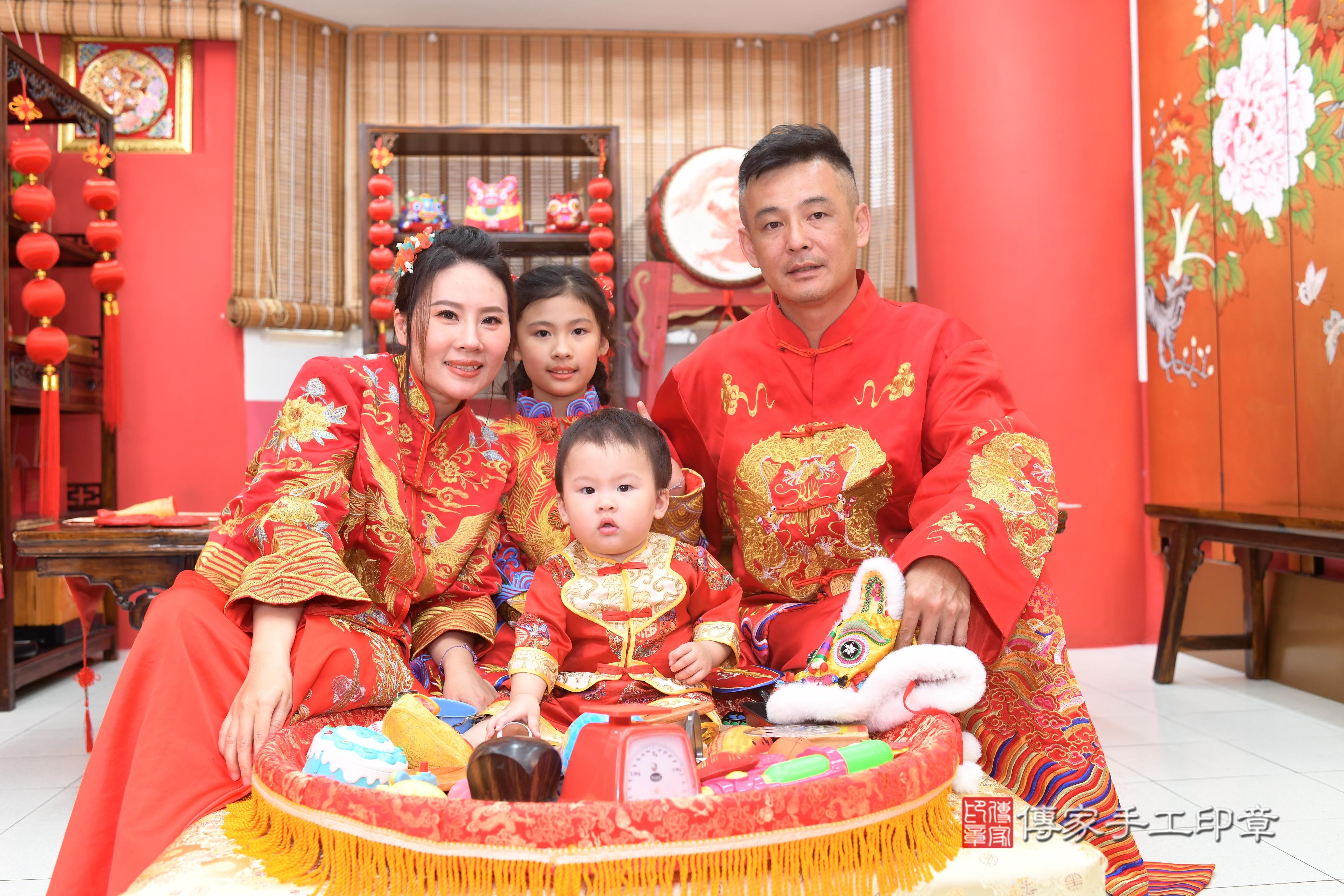 元元寶貝抓周，成人與小孩古裝禮服照。地點：傳家「高雄店」古禮會場