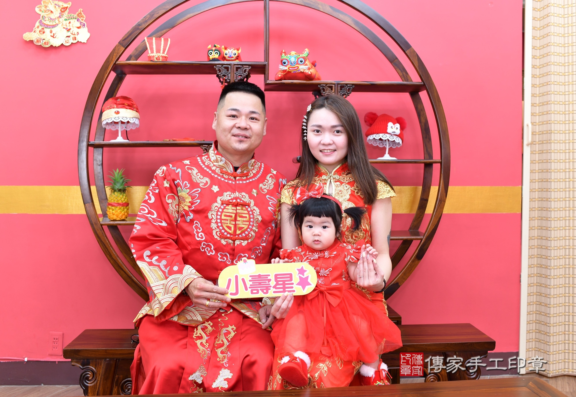 瑄瑄寶寶抓周，成人與小孩古裝禮服照。地點：傳家「新北店」古禮會場，照片1