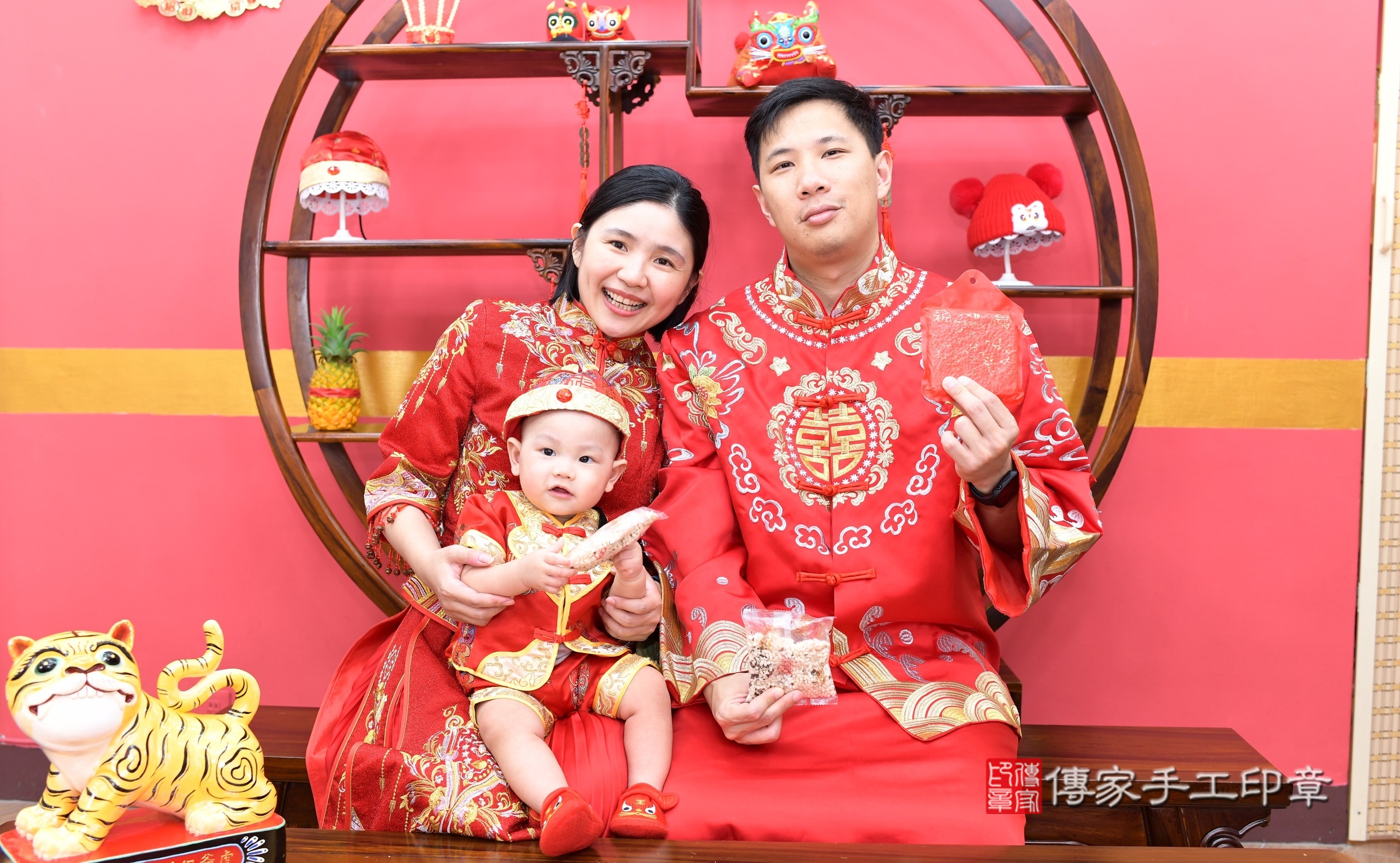 凡凡寶寶抓周，成人與小孩古裝禮服照。地點：傳家「新北店」古禮會場，照片3