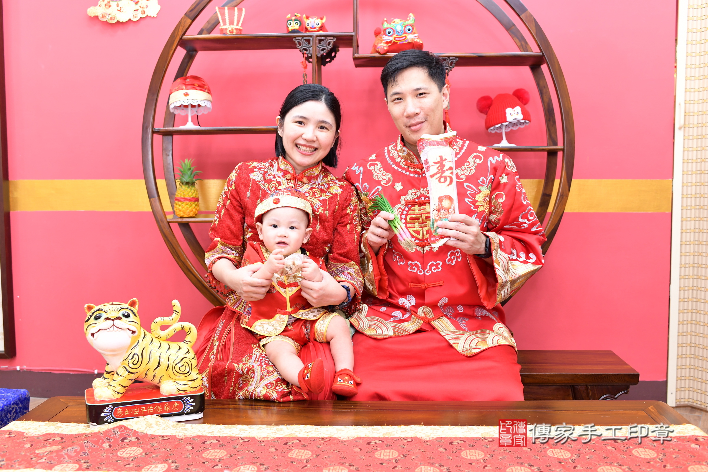 凡凡寶寶抓周，成人與小孩古裝禮服照。地點：傳家「新北店」古禮會場，照片4