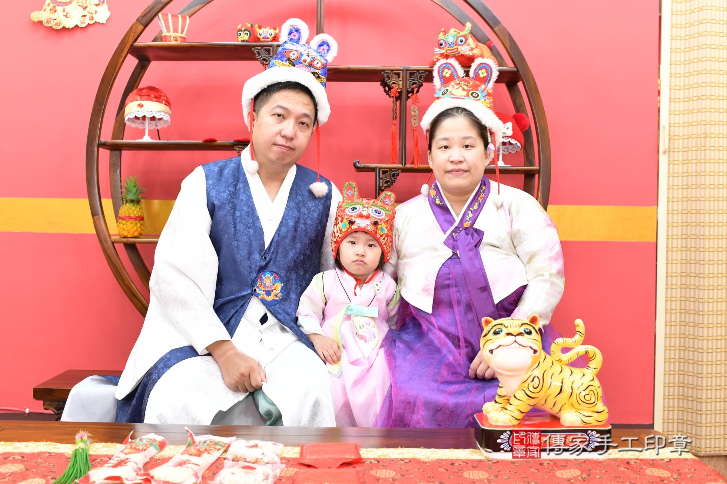 沛沛寶寶抓周，成人與小孩古裝禮服照。地點：傳家「新北店」古禮會場，照片2