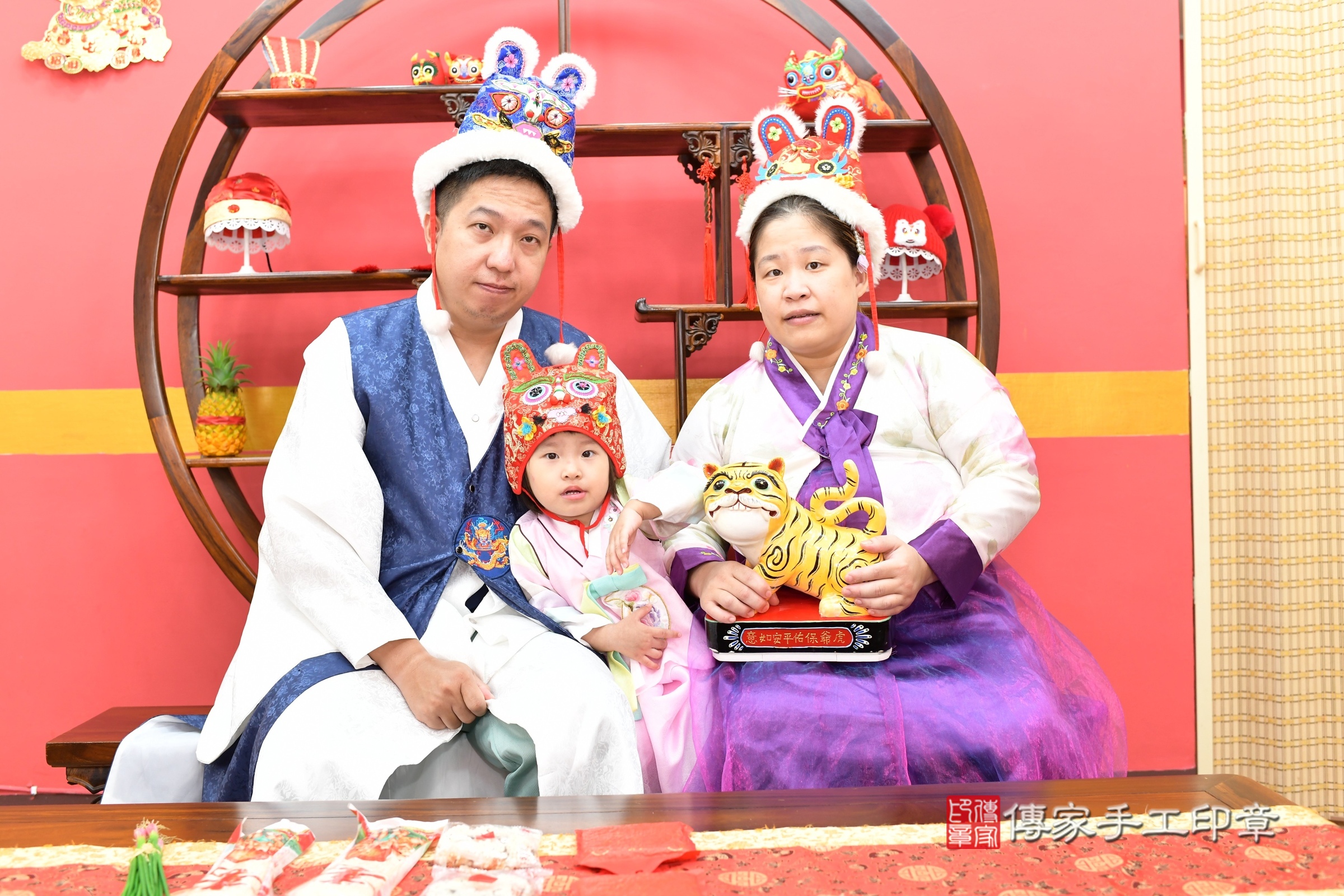 沛沛寶寶抓周，成人與小孩古裝禮服照。地點：傳家「新北店」古禮會場，照片3