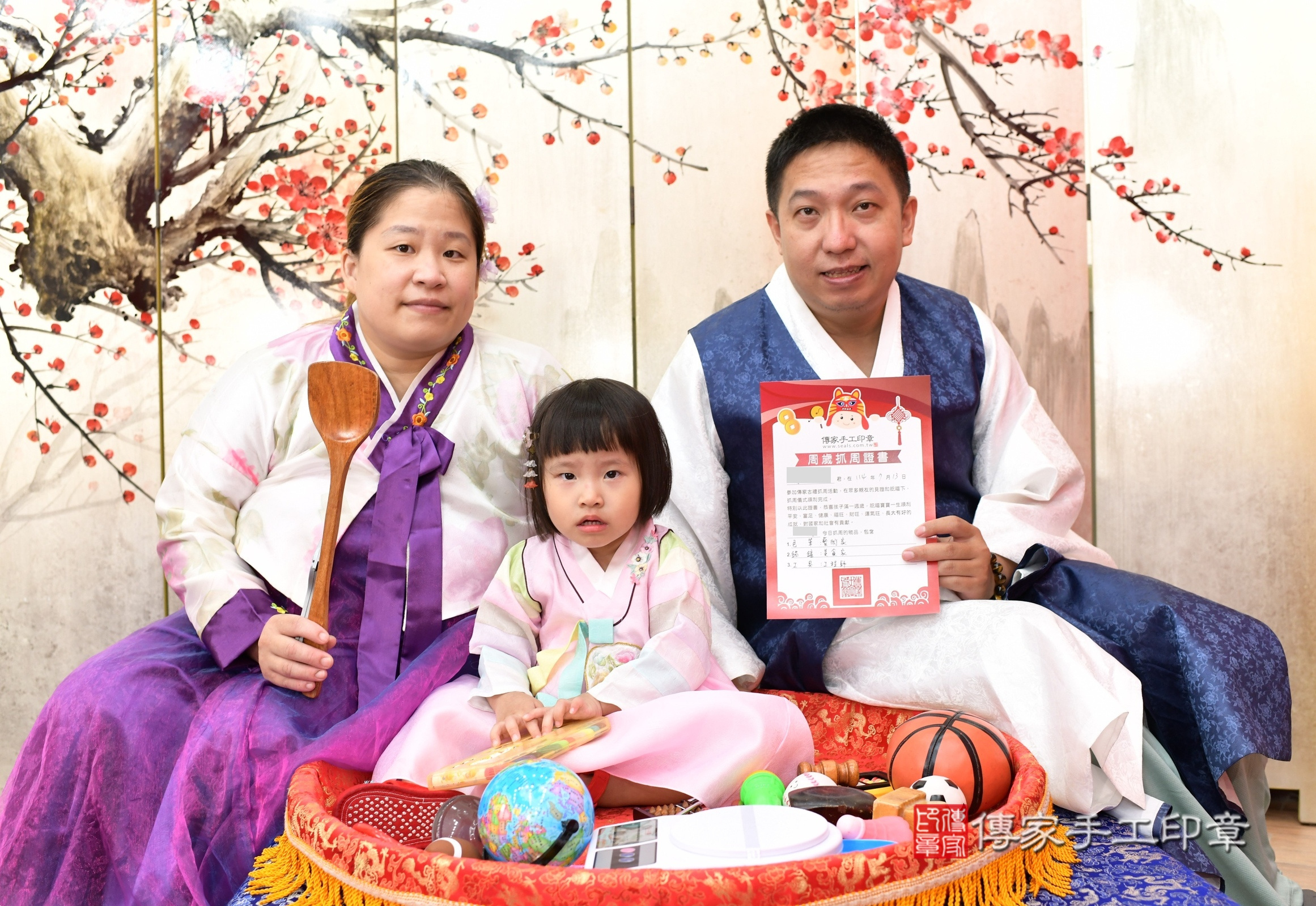 沛沛寶寶抓周，成人與小孩古裝禮服照。地點：傳家「新北店」古禮會場，照片4