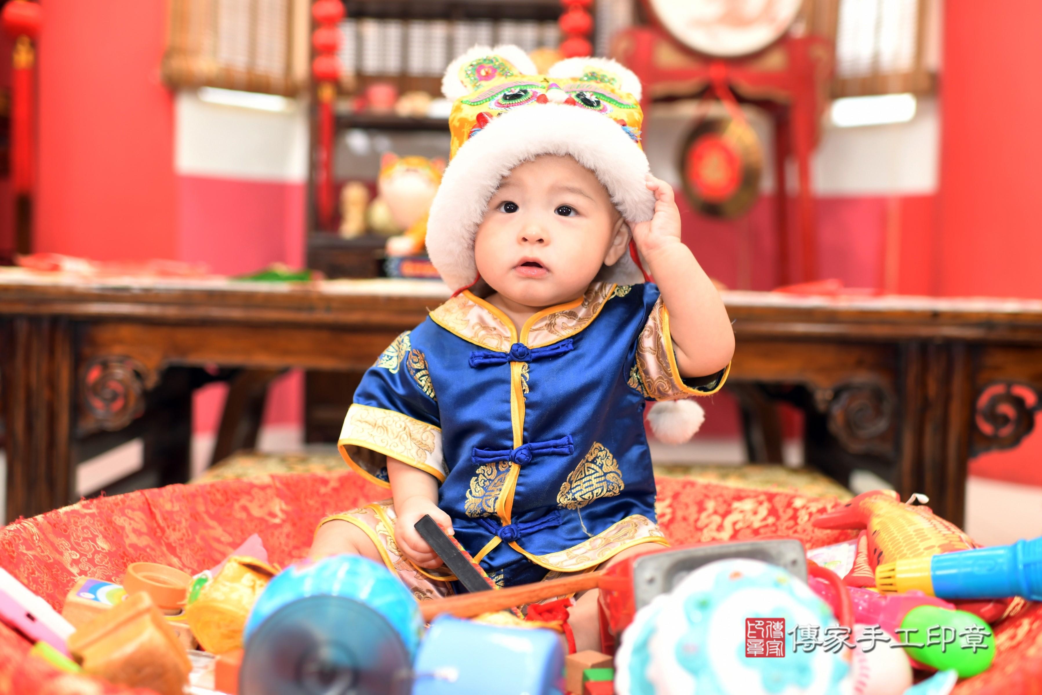 樂樂寶貝抓周，成人與小孩古裝禮服照。地點：傳家「高雄店」古禮會場
