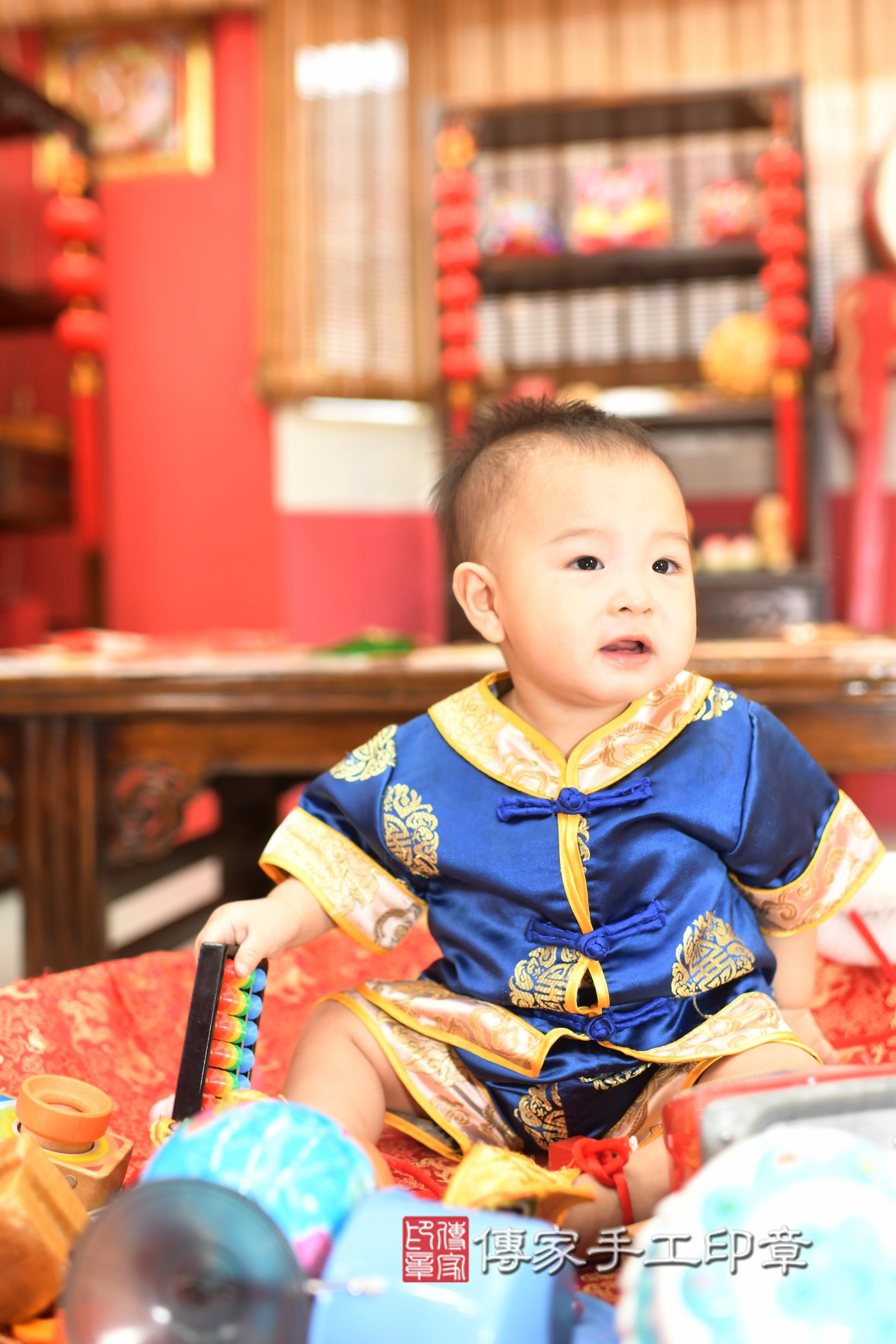 樂樂寶貝抓周，成人與小孩古裝禮服照。地點：傳家「高雄店」古禮會場