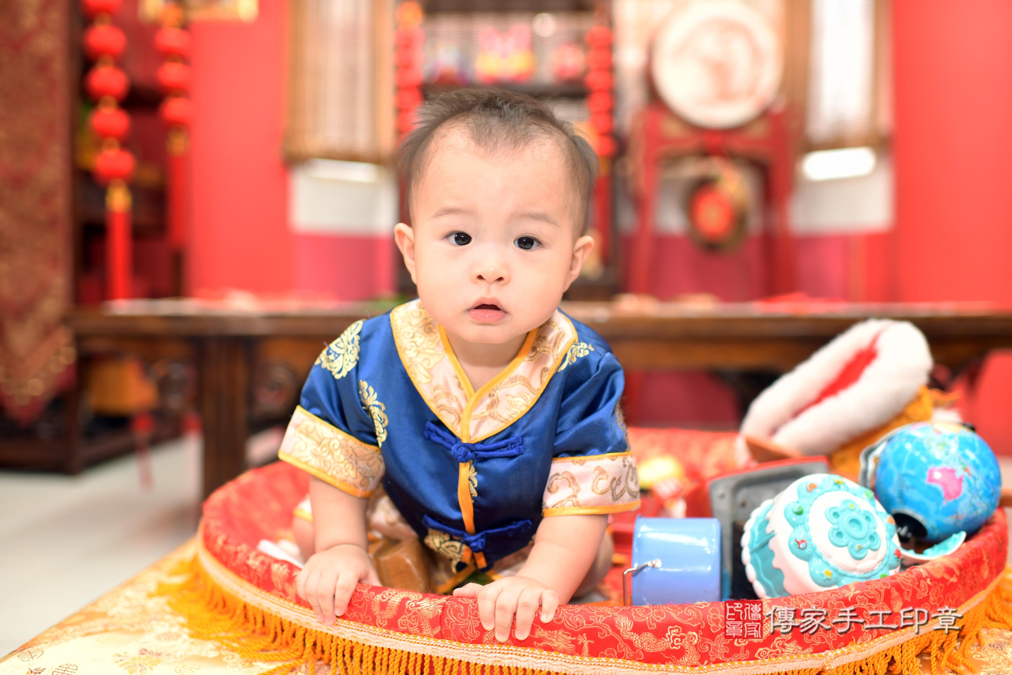 樂樂寶貝抓周，成人與小孩古裝禮服照。地點：傳家「高雄店」古禮會場