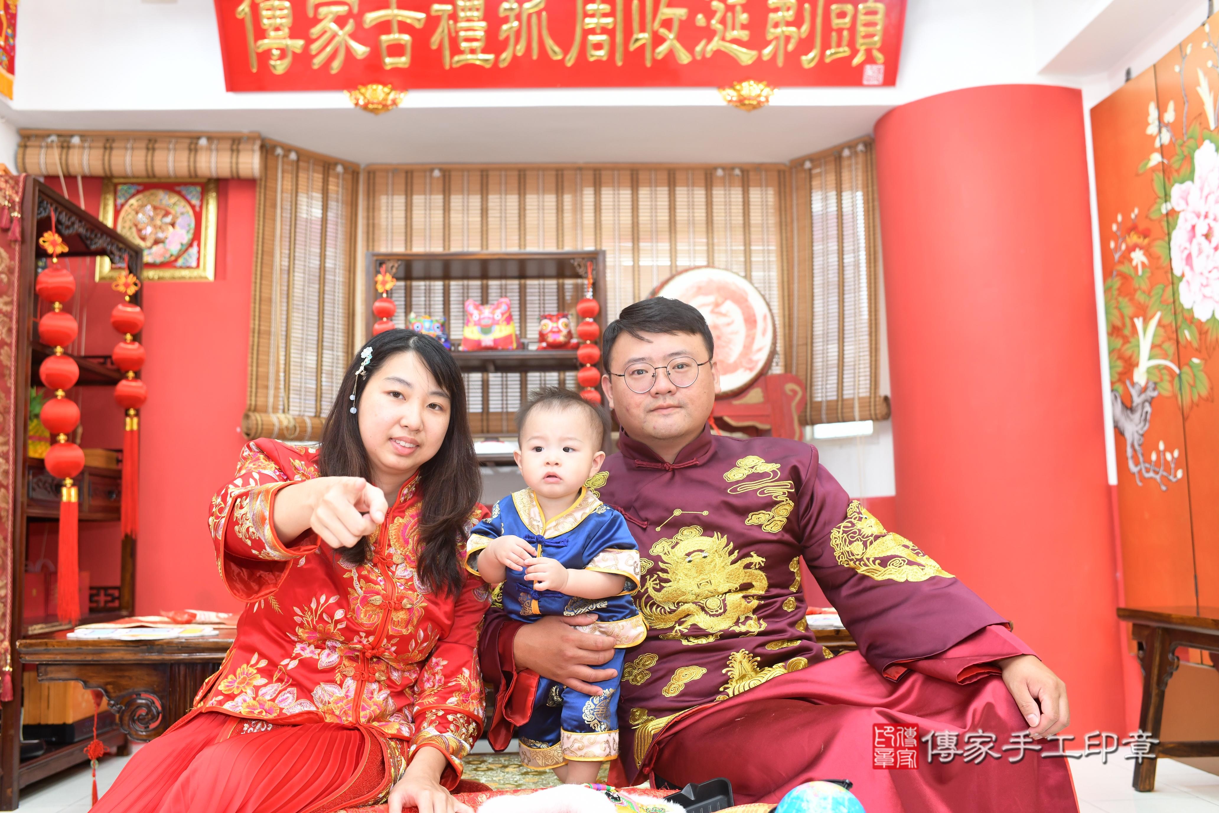樂樂寶貝抓周，成人與小孩古裝禮服照。地點：傳家「高雄店」古禮會場