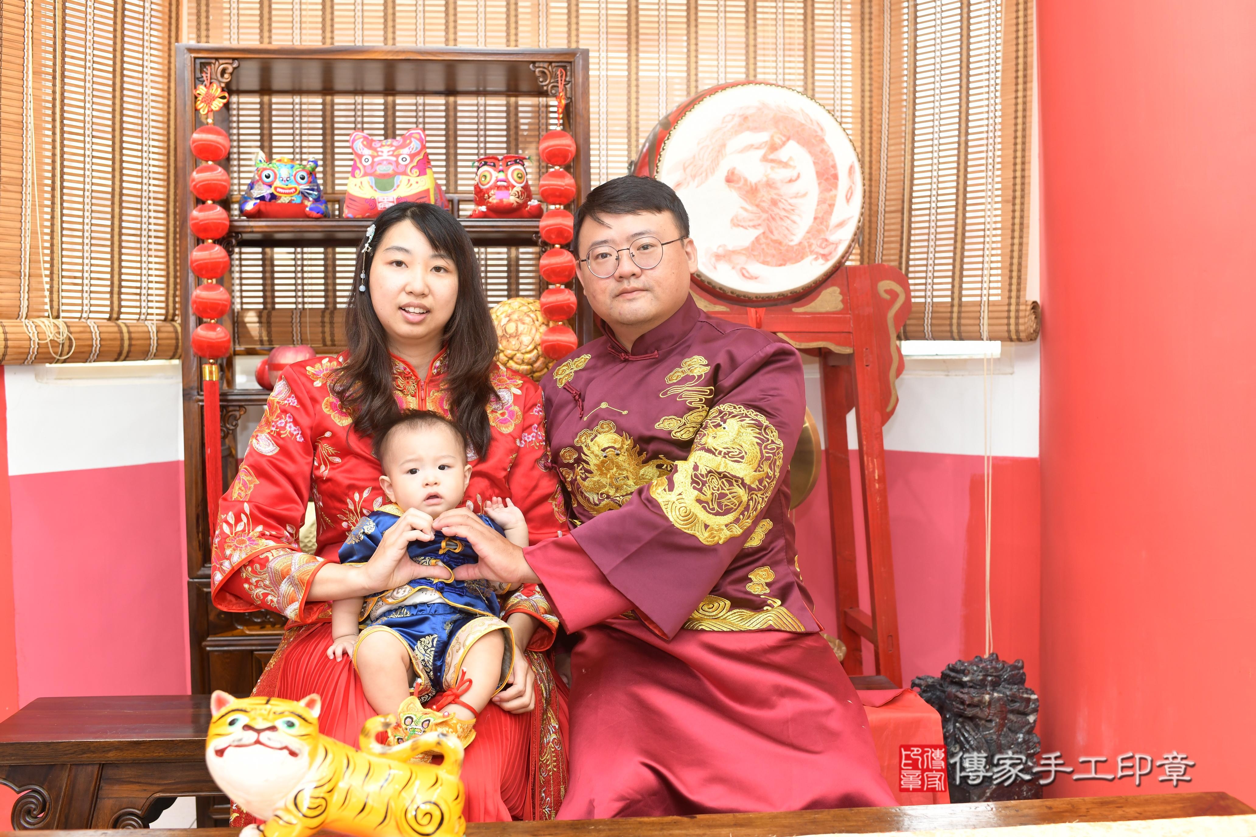樂樂寶貝抓周，成人與小孩古裝禮服照。地點：傳家「高雄店」古禮會場