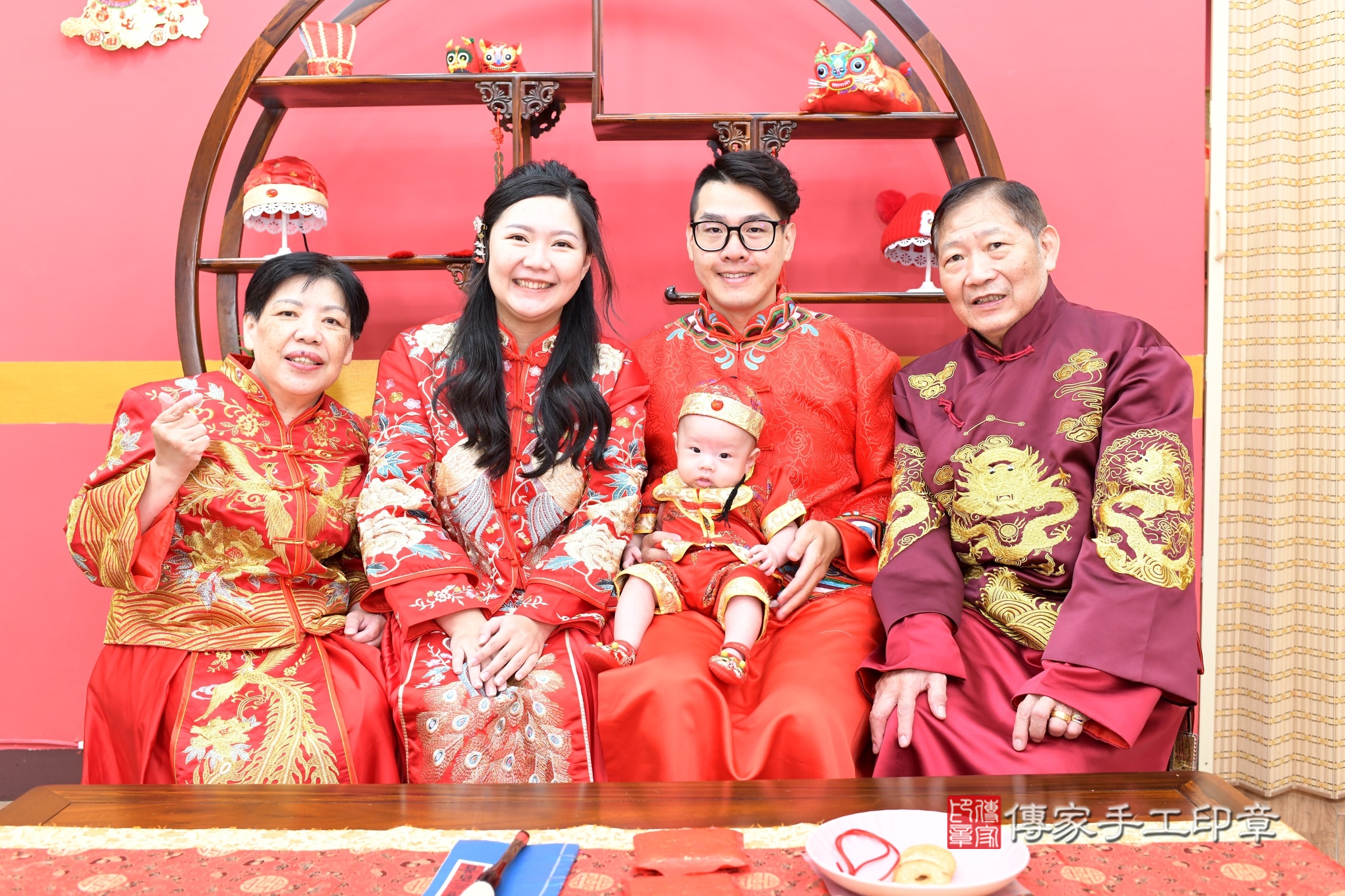 睿睿寶寶收涎，成人與小孩古裝禮服照。地點：傳家「新北店」古禮會場，照片3