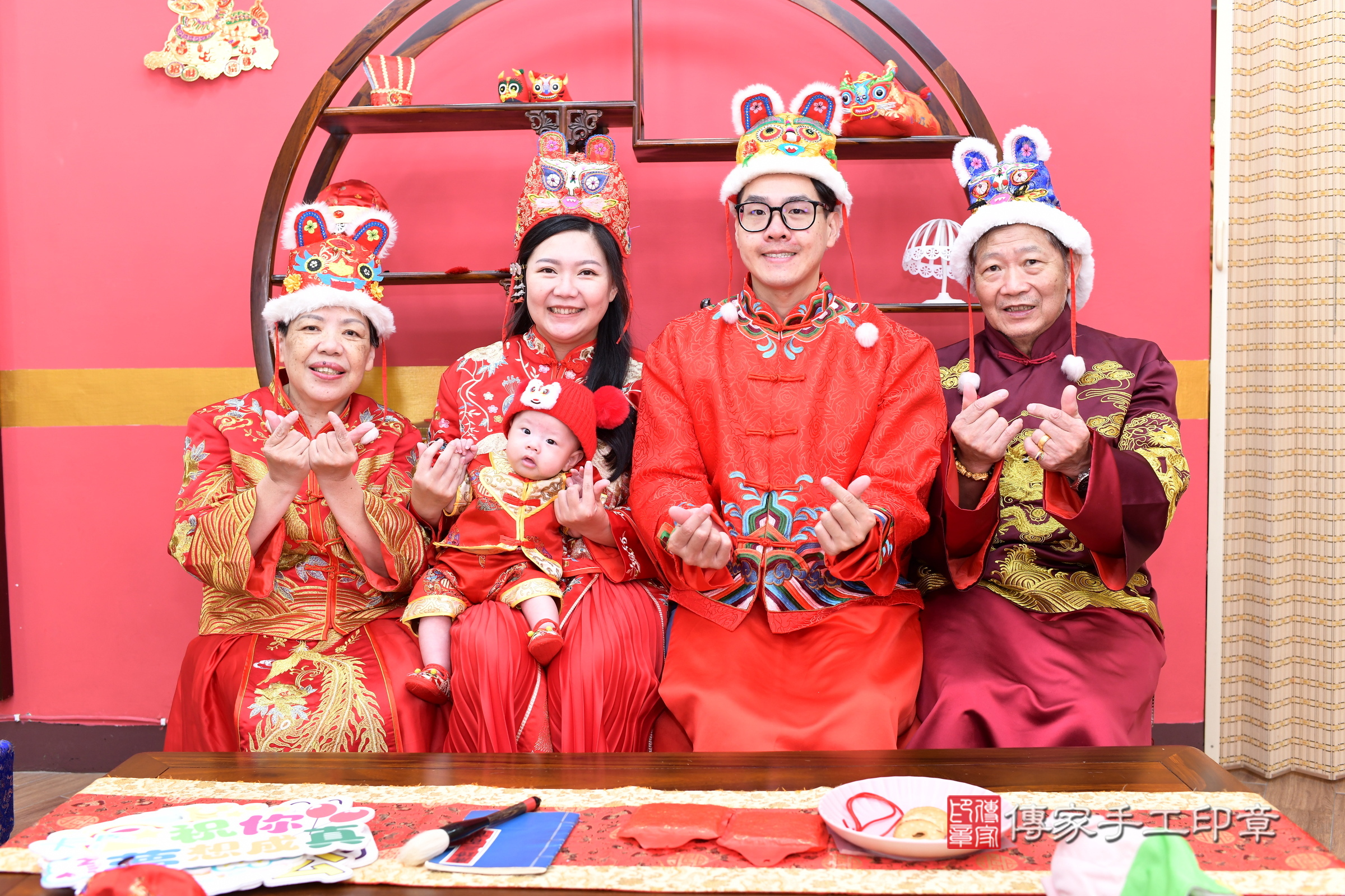 睿睿寶寶收涎，成人與小孩古裝禮服照。地點：傳家「新北店」古禮會場，照片2