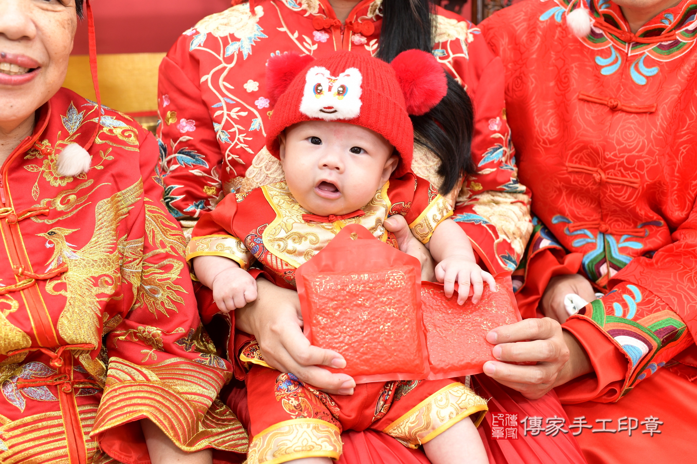 睿睿寶寶收涎，小孩古裝禮服照。地點：傳家「新北店」古禮會場，照片3