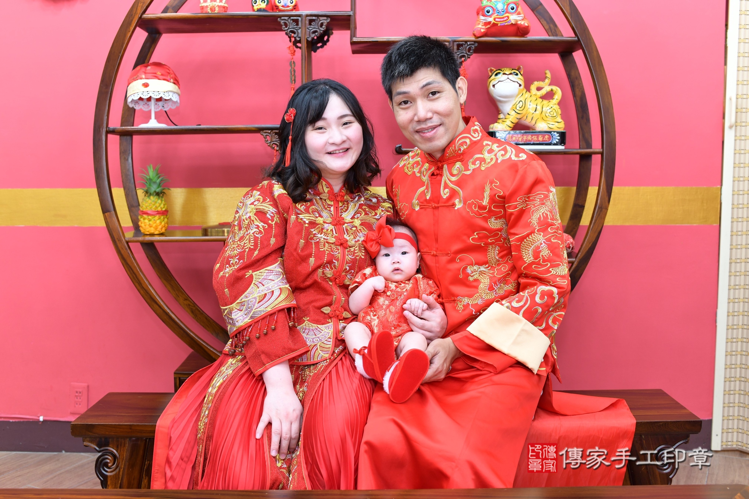 榛榛寶寶收涎，成人與小孩古裝禮服照。地點：傳家「新北店」古禮會場，照片2