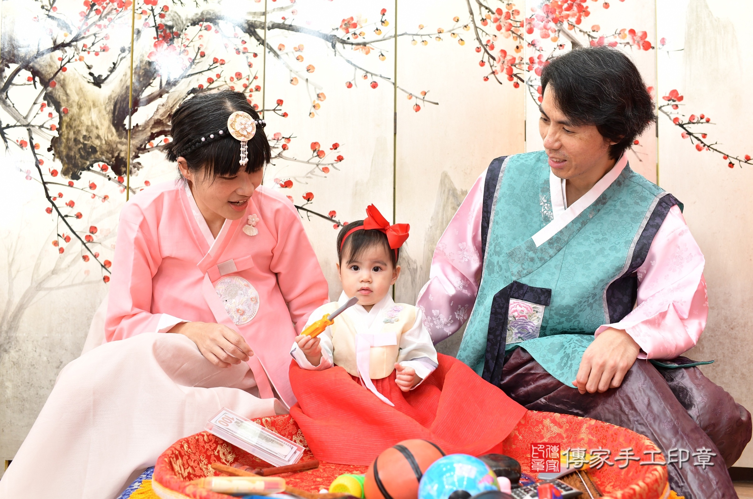 昕昕寶寶抓周，成人與小孩古裝禮服照。地點：傳家「新北店」古禮會場，照片3