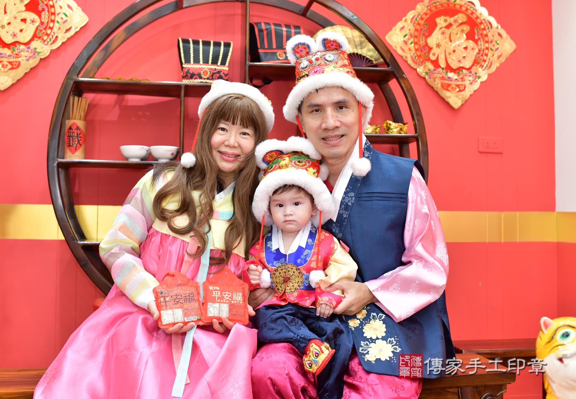 小海寶寶抓周，成人與小孩古裝禮服照。地點：傳家「桃園店」古禮會場，照片2