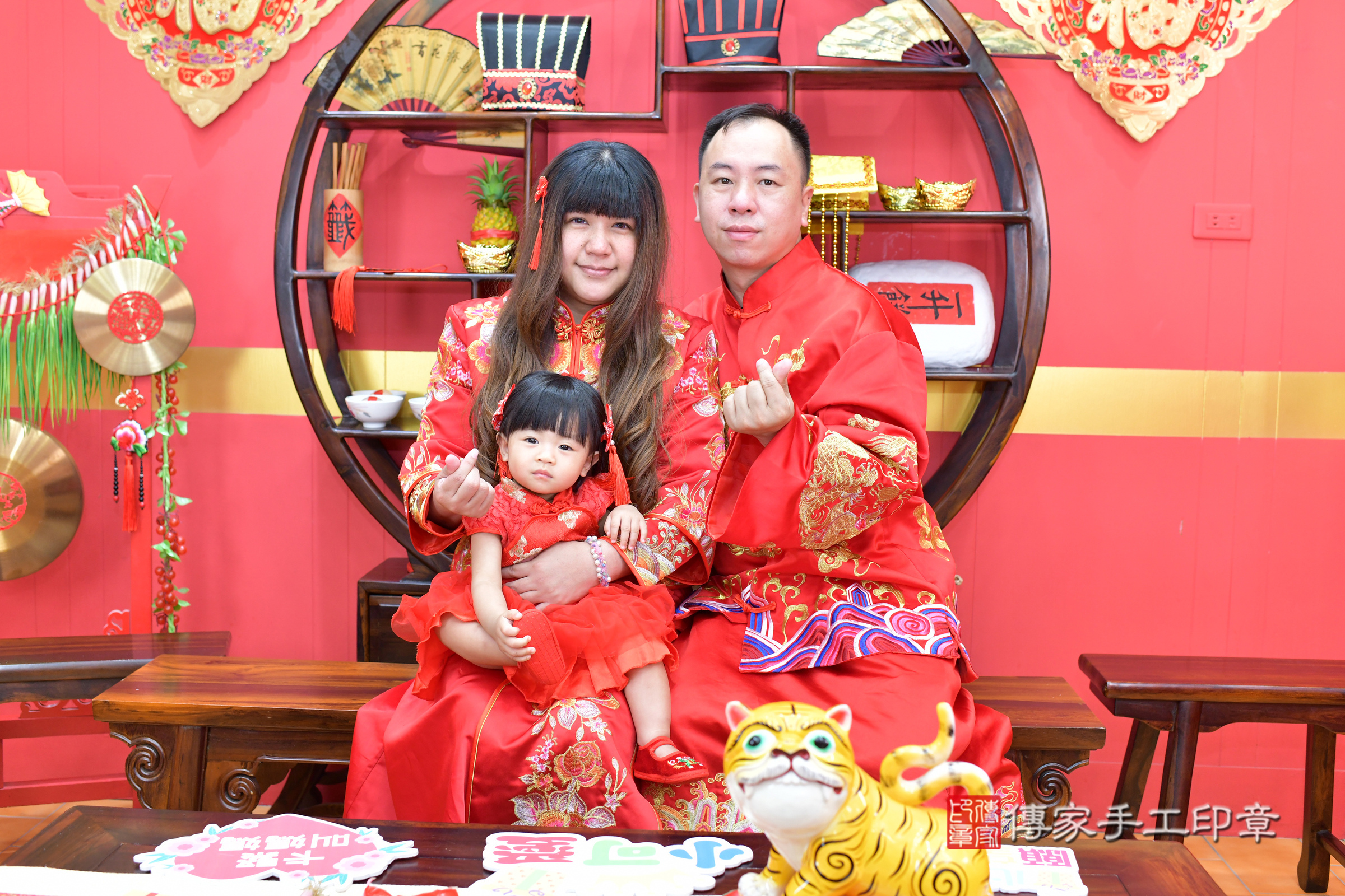 喬喬寶寶抓周，成人與小孩古裝禮服照。地點：傳家「桃園店」古禮會場，照片1