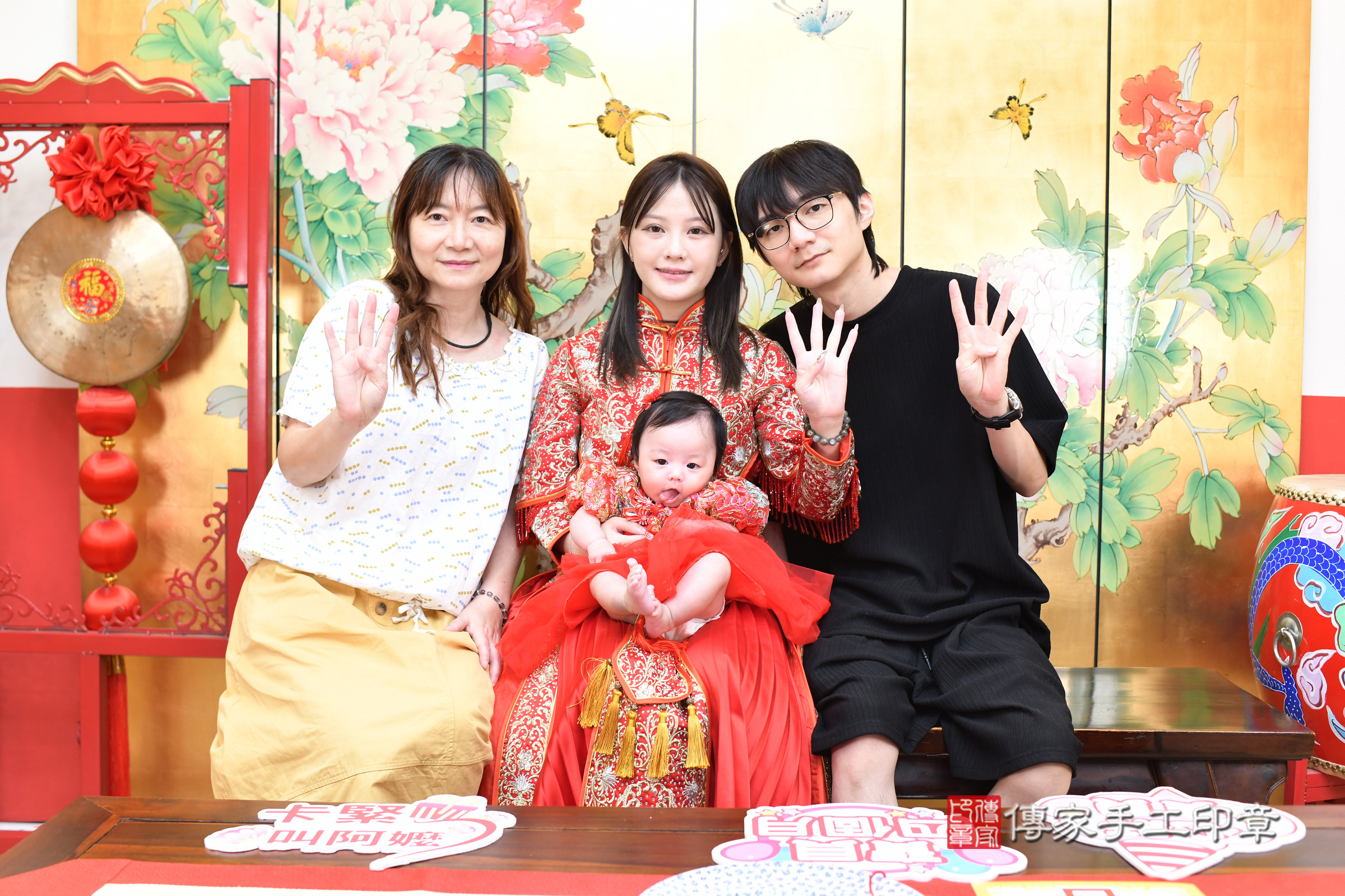 浠浠寶寶收涎，成人與小孩古裝禮服照。地點：傳家「台北店」古禮會場，照片1