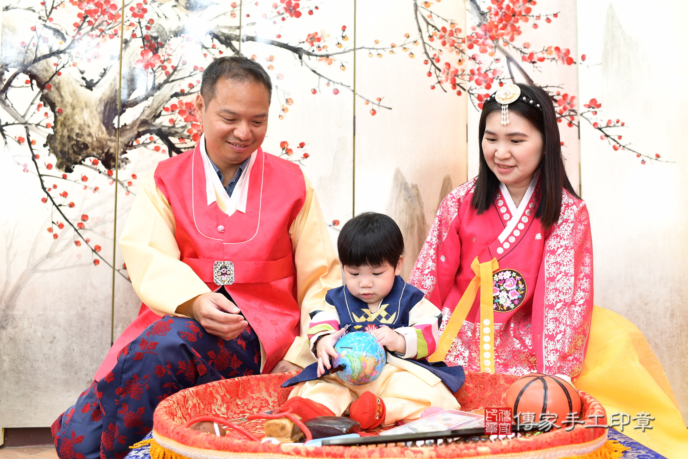 堂堂寶寶抓周，成人與小孩古裝禮服照。地點：傳家「新北店」古禮會場，照片2