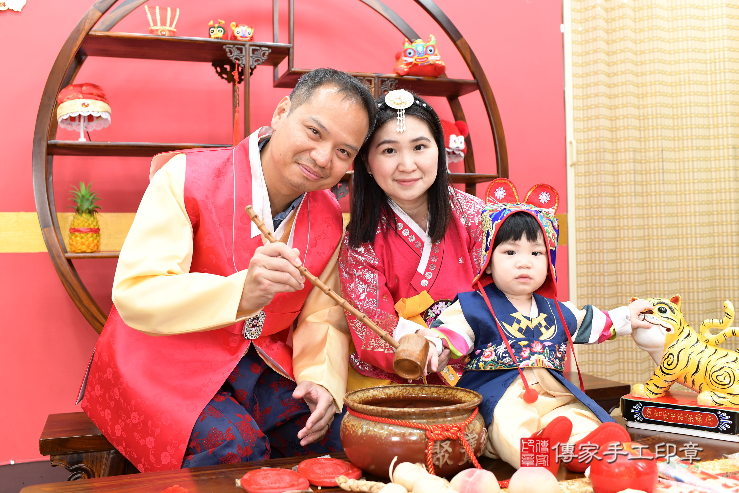 堂堂寶寶抓周，成人與小孩古裝禮服照。地點：傳家「新北店」古禮會場，照片3