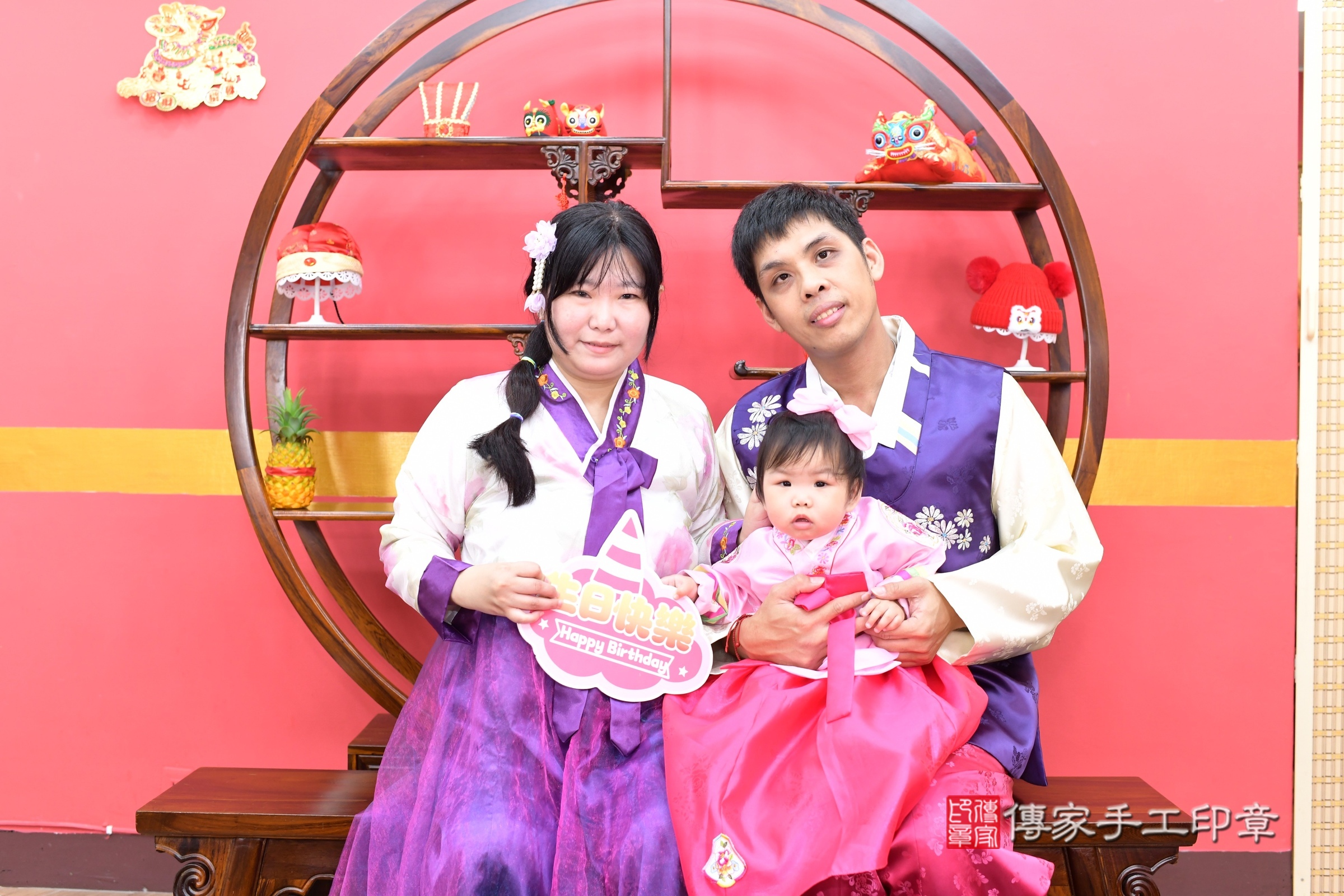 汝汝寶寶抓周，成人與小孩古裝禮服照。地點：傳家「新北店」古禮會場，照片1