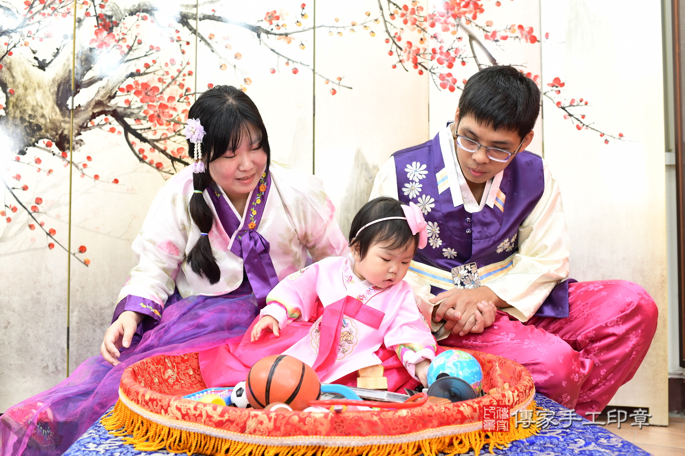 汝汝寶寶抓周，成人與小孩古裝禮服照。地點：傳家「新北店」古禮會場，照片2