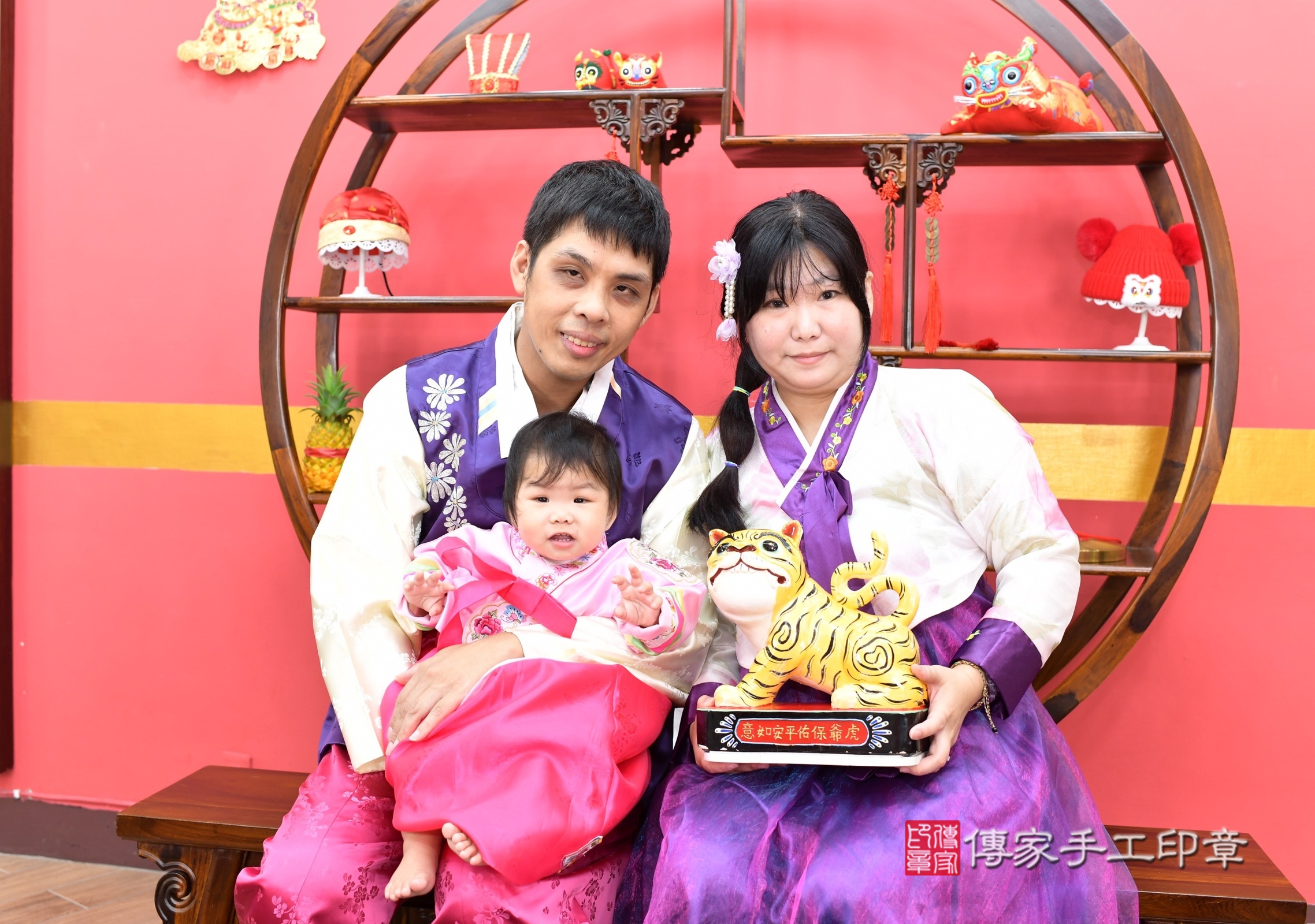 汝汝寶寶抓周，成人與小孩古裝禮服照。地點：傳家「新北店」古禮會場，照片3