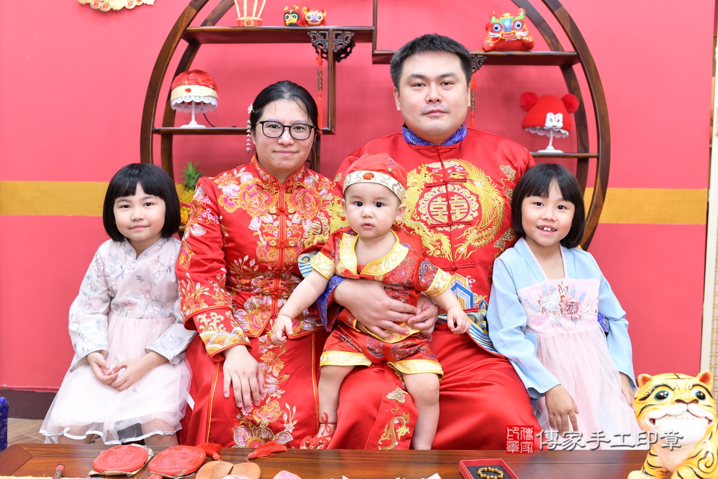翰翰寶寶抓周，成人與小孩古裝禮服照。地點：傳家「新北店」古禮會場，照片2