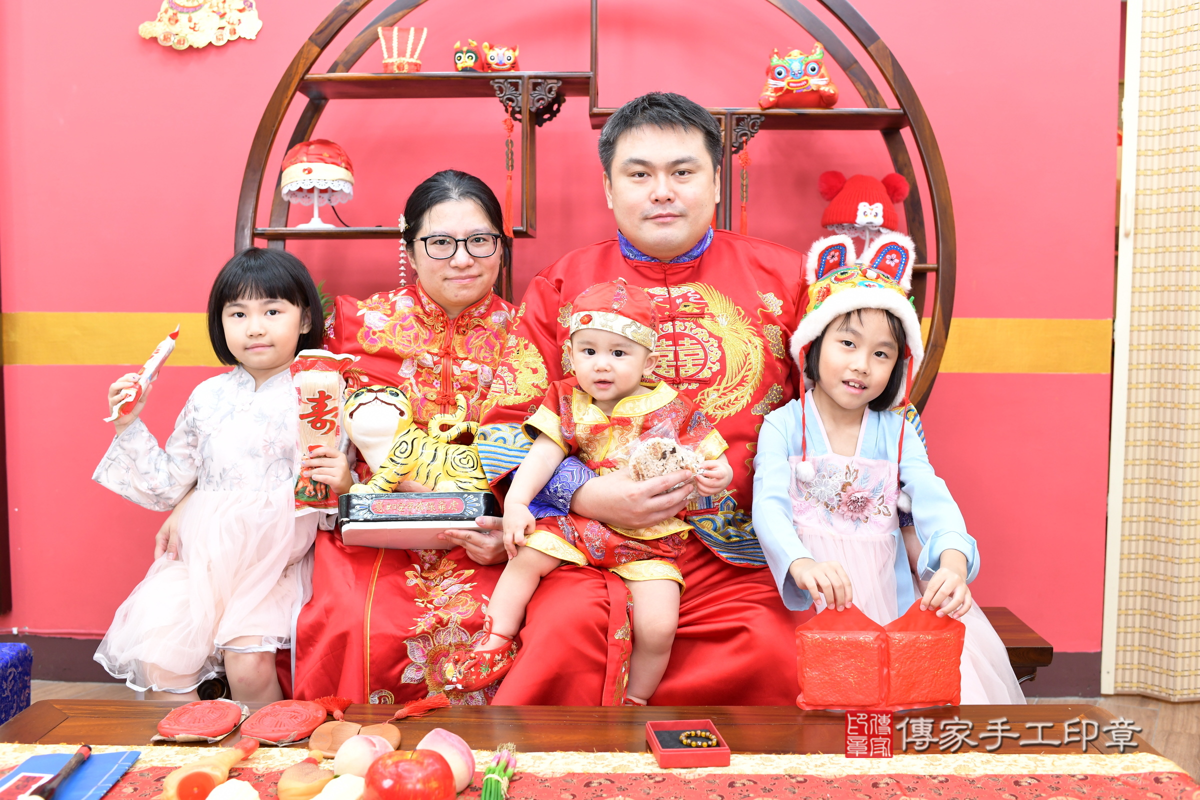 翰翰寶寶抓周，成人與小孩古裝禮服照。地點：傳家「新北店」古禮會場，照片3
