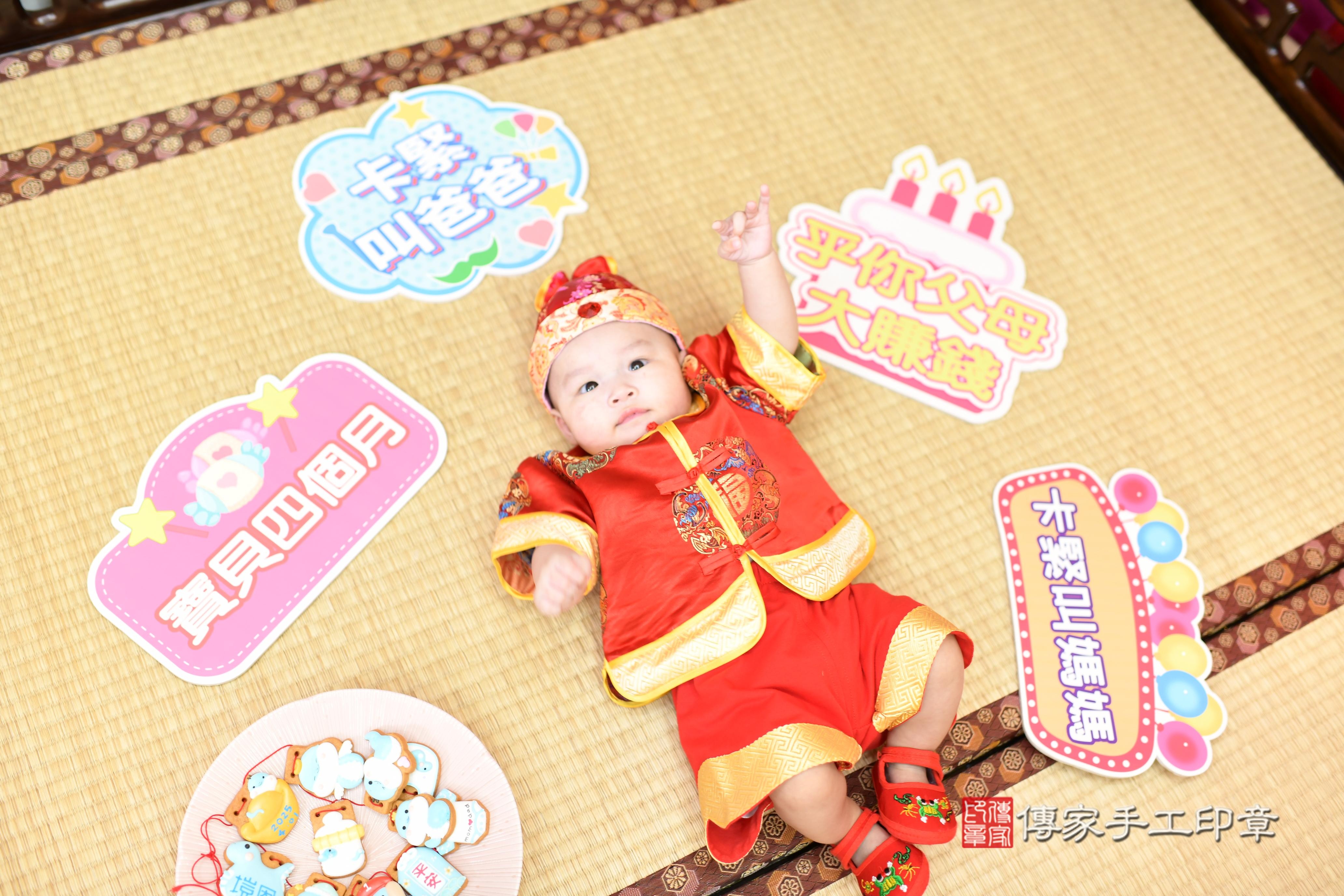 恩恩寶寶收涎，小孩古裝禮服照。地點：傳家「台南店」古禮會場