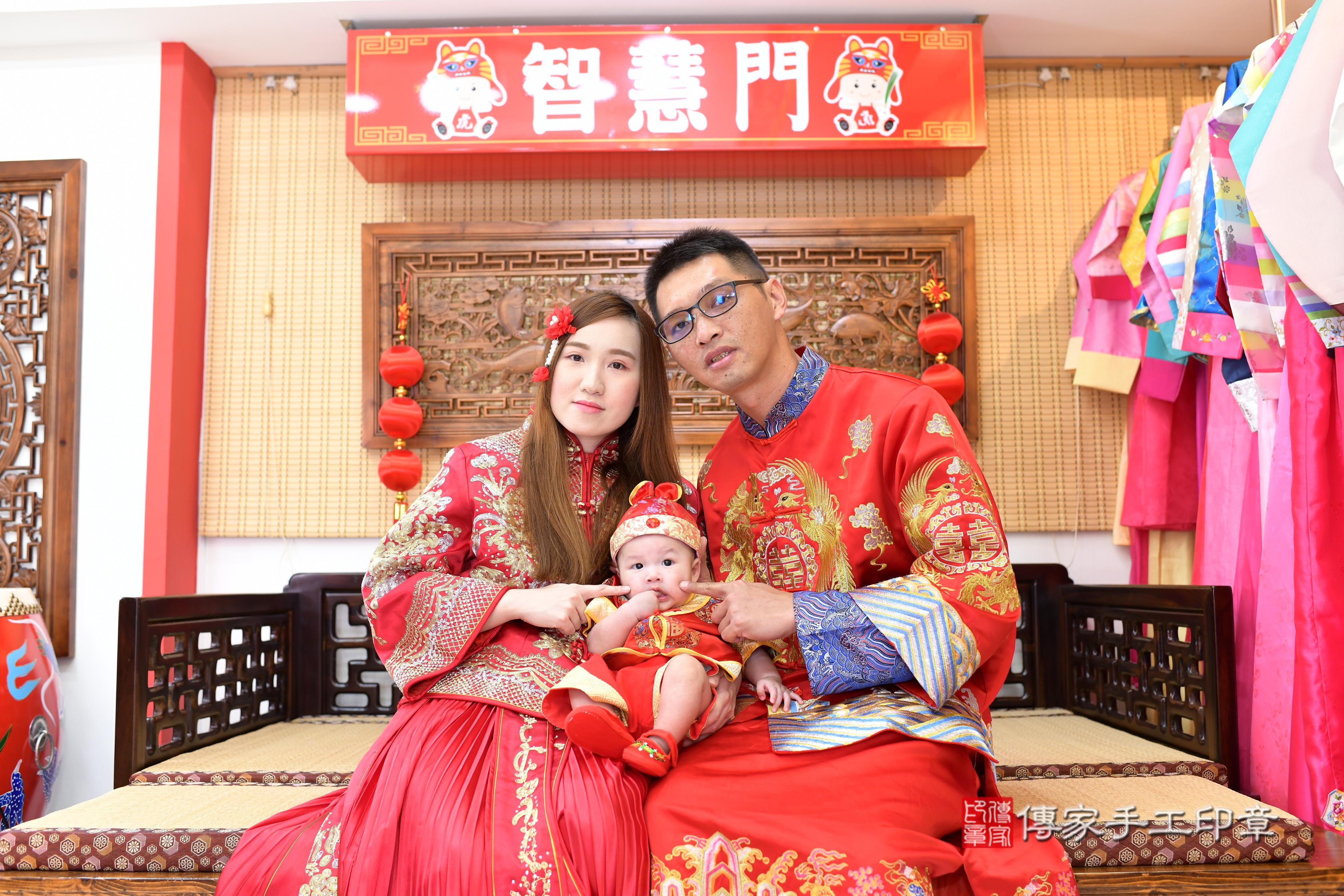 睿睿寶貝抓周，成人與小孩古裝禮服照。地點：傳家「台南店」古禮會場