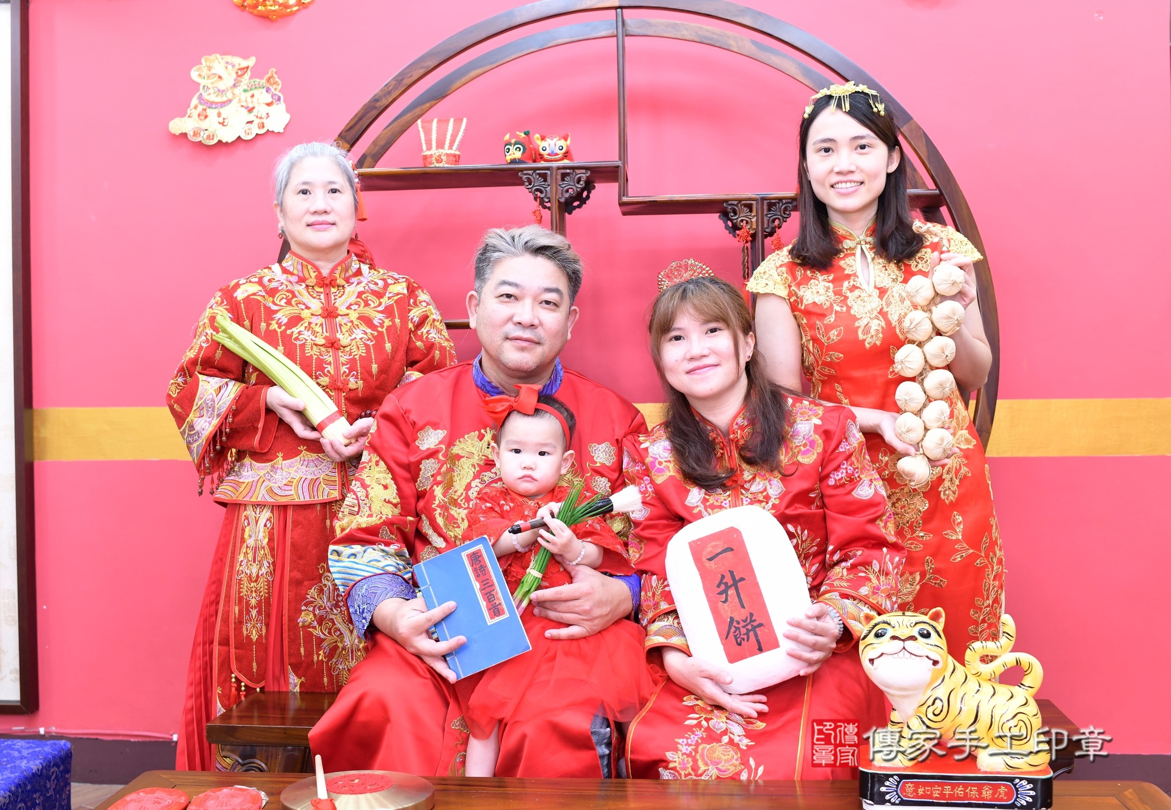 彤彤寶寶抓周，成人與小孩古裝禮服照。地點：傳家「新北店」古禮會場，照片1
