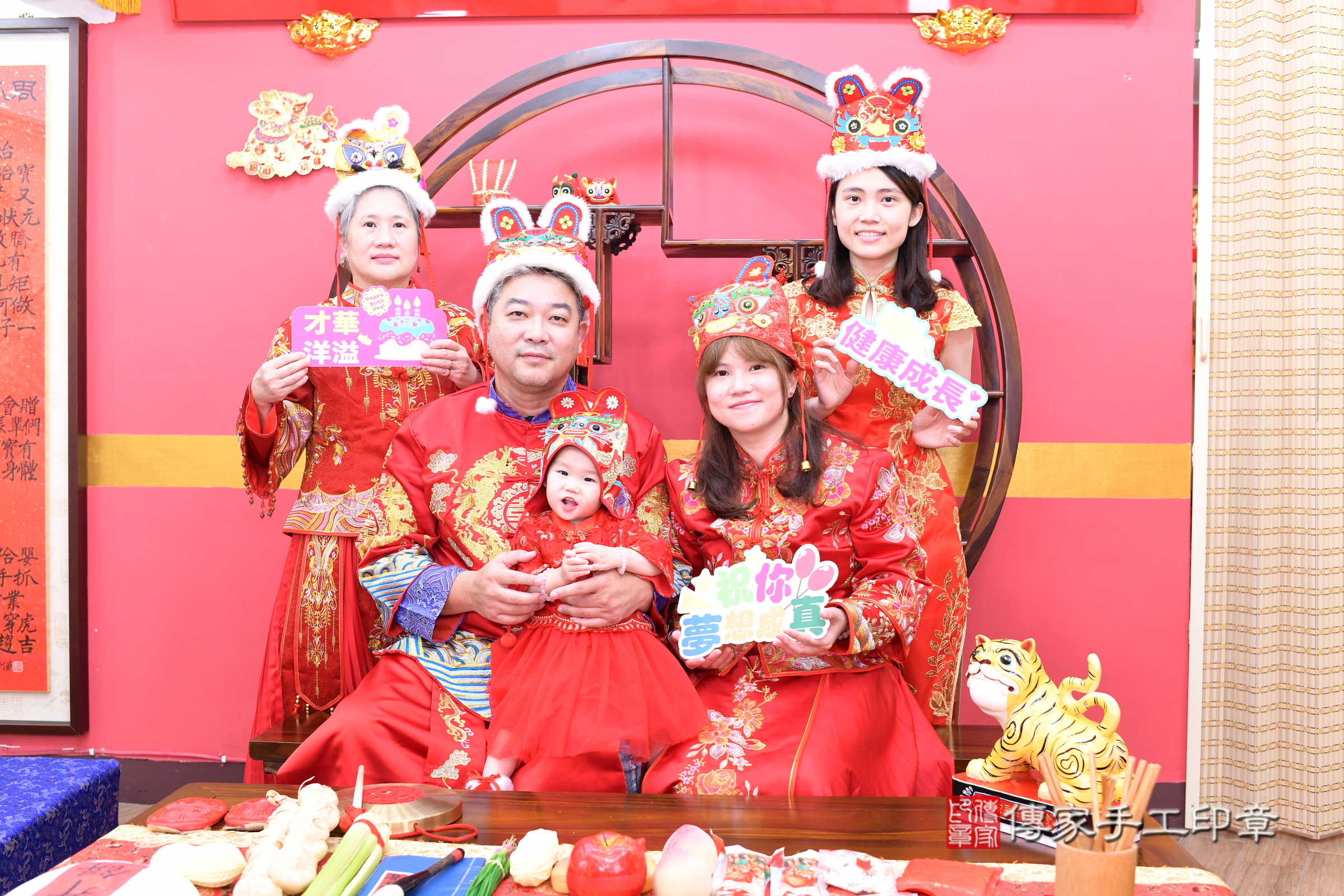 彤彤寶寶抓周，成人與小孩古裝禮服照。地點：傳家「新北店」古禮會場，照片3