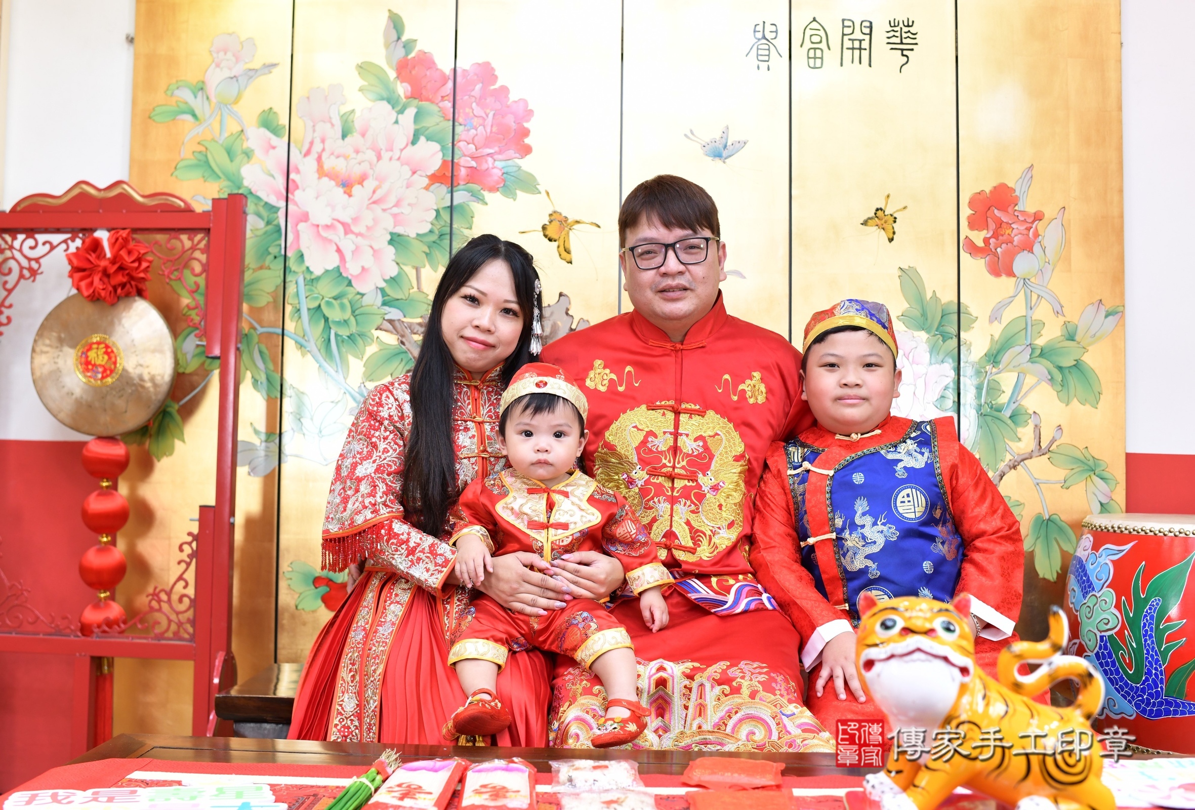 小鋒寶寶抓周，成人與小孩古裝禮服照。地點：傳家「台北店」古禮會場，照片1