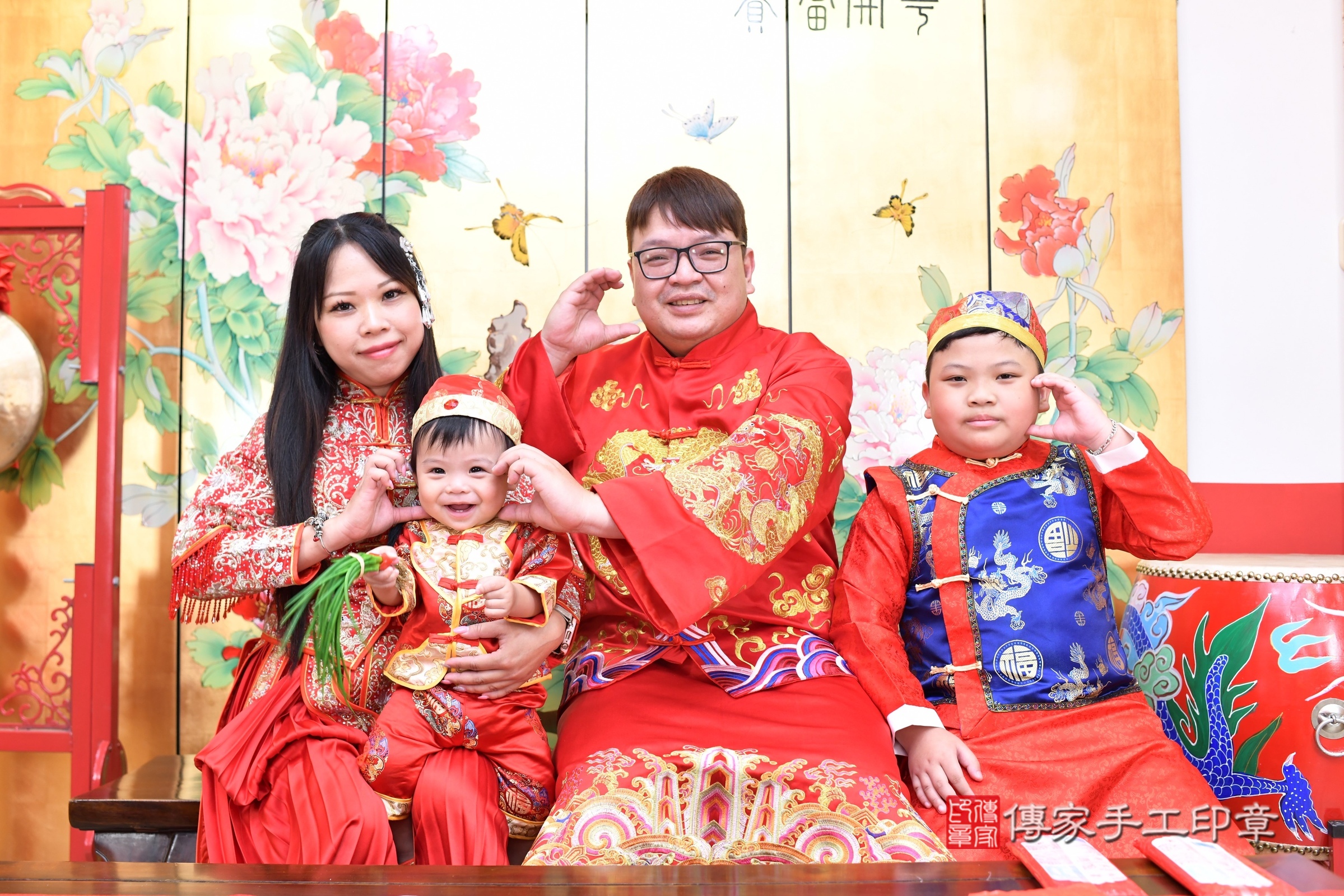 小鋒寶寶抓周，成人與小孩古裝禮服照。地點：傳家「台北店」古禮會場，照片2
