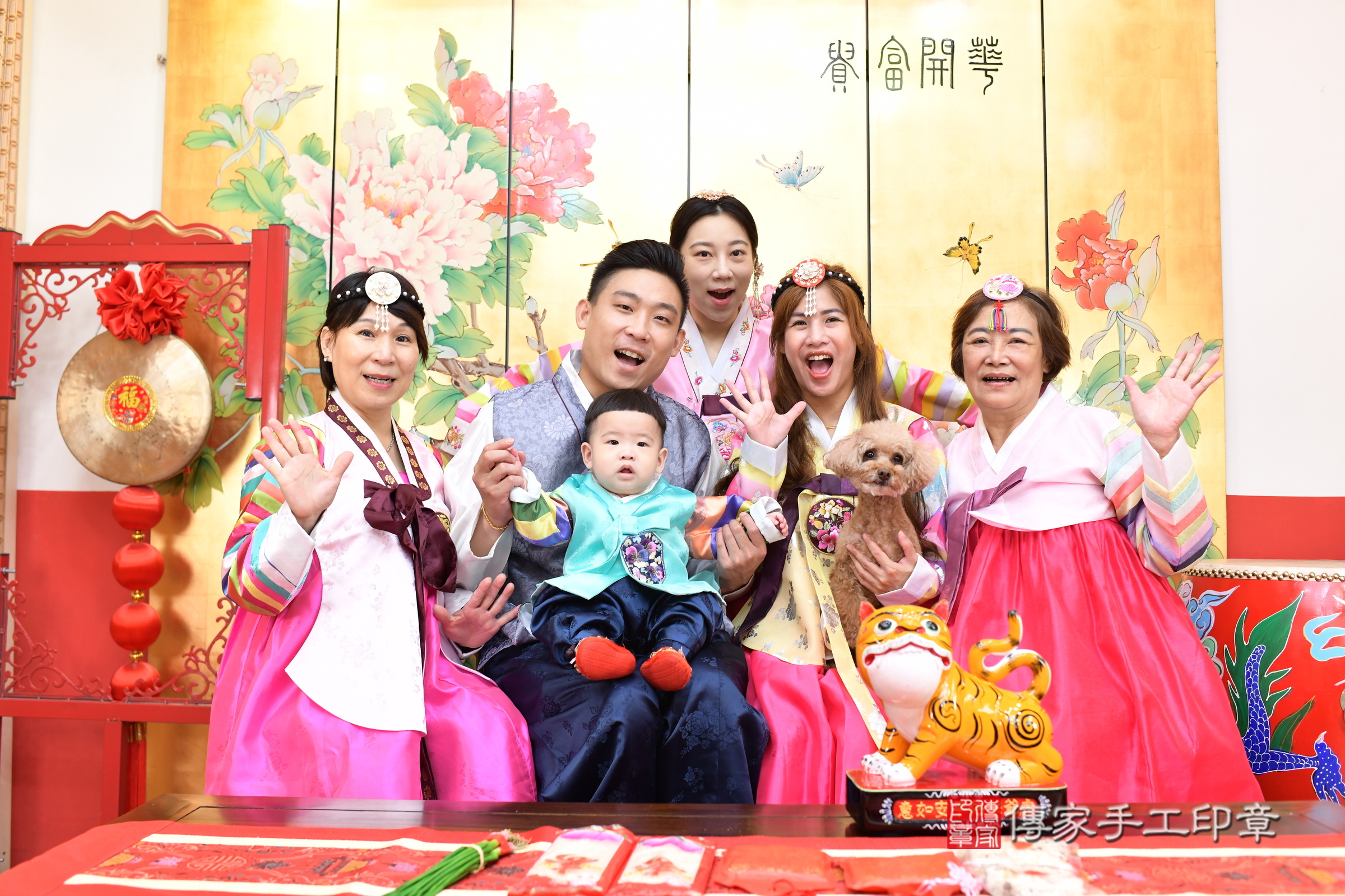 小震寶寶抓周，成人與小孩古裝禮服照。地點：傳家「台北店」古禮會場，照片2