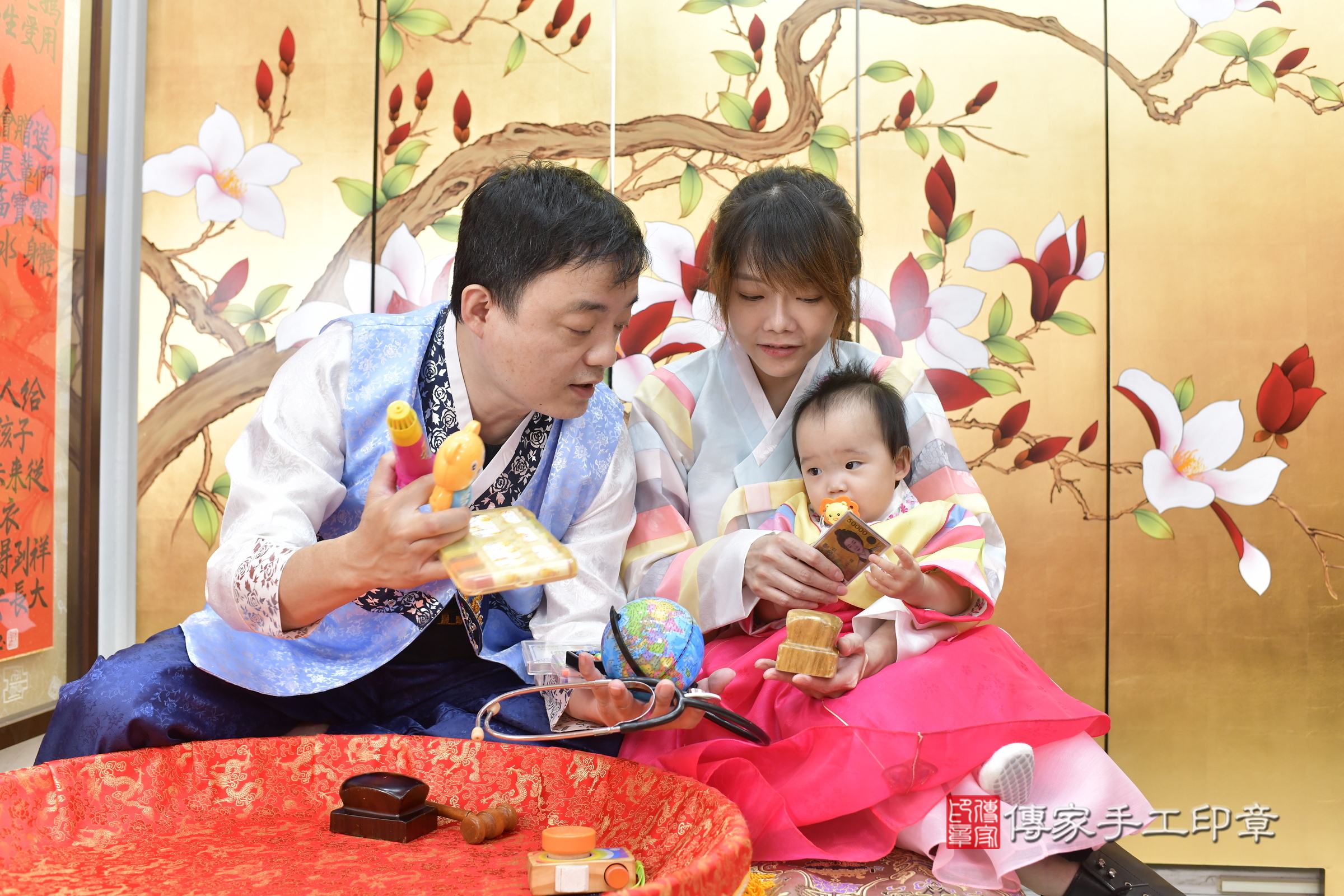 孜孜寶寶抓周，成人與小孩古裝禮服照。地點：傳家「新竹店」古禮會場，照片2