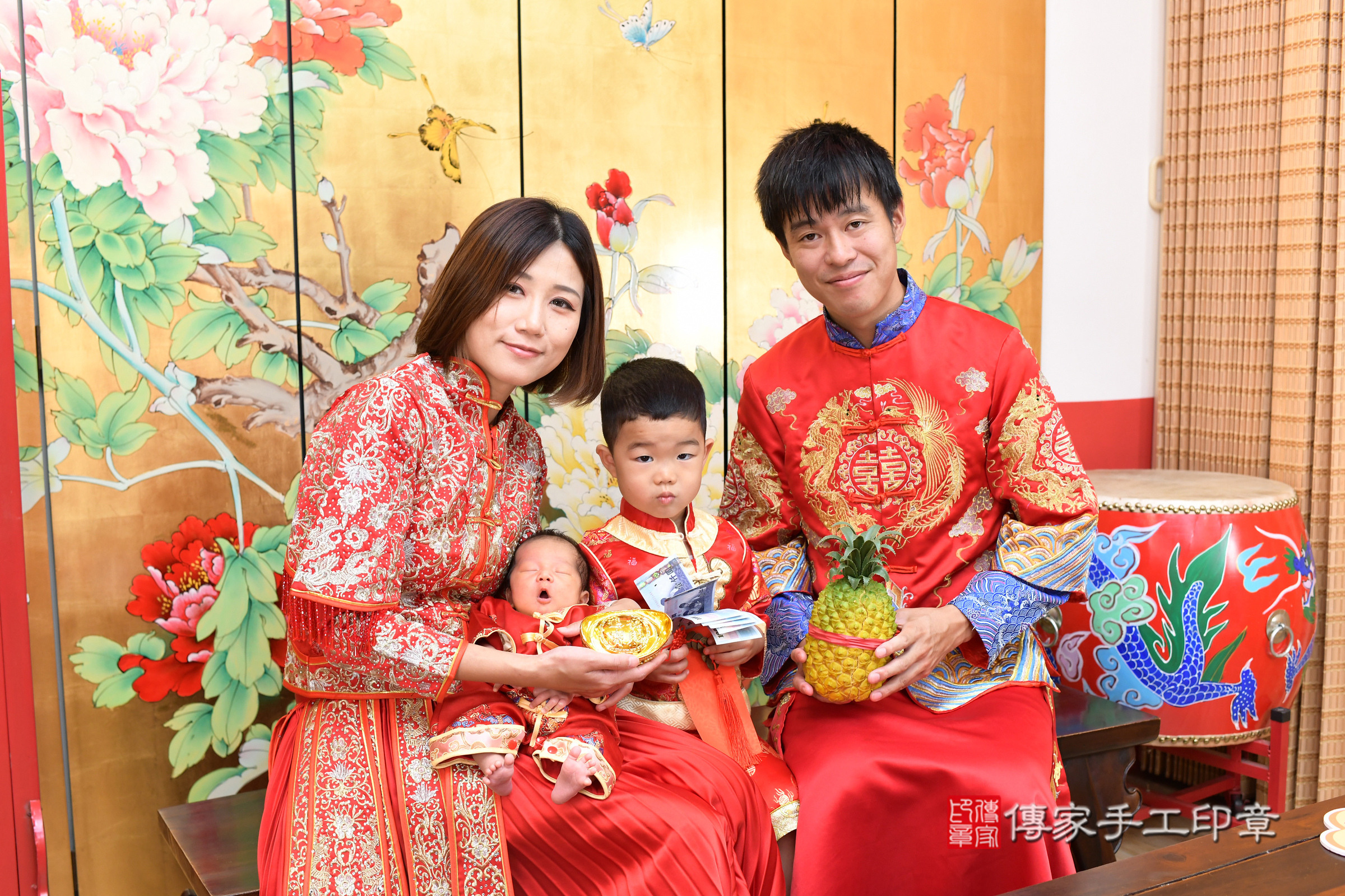 小馳寶寶剃頭，成人與小孩古裝禮服照。地點：傳家「台北店」古禮會場，照片4