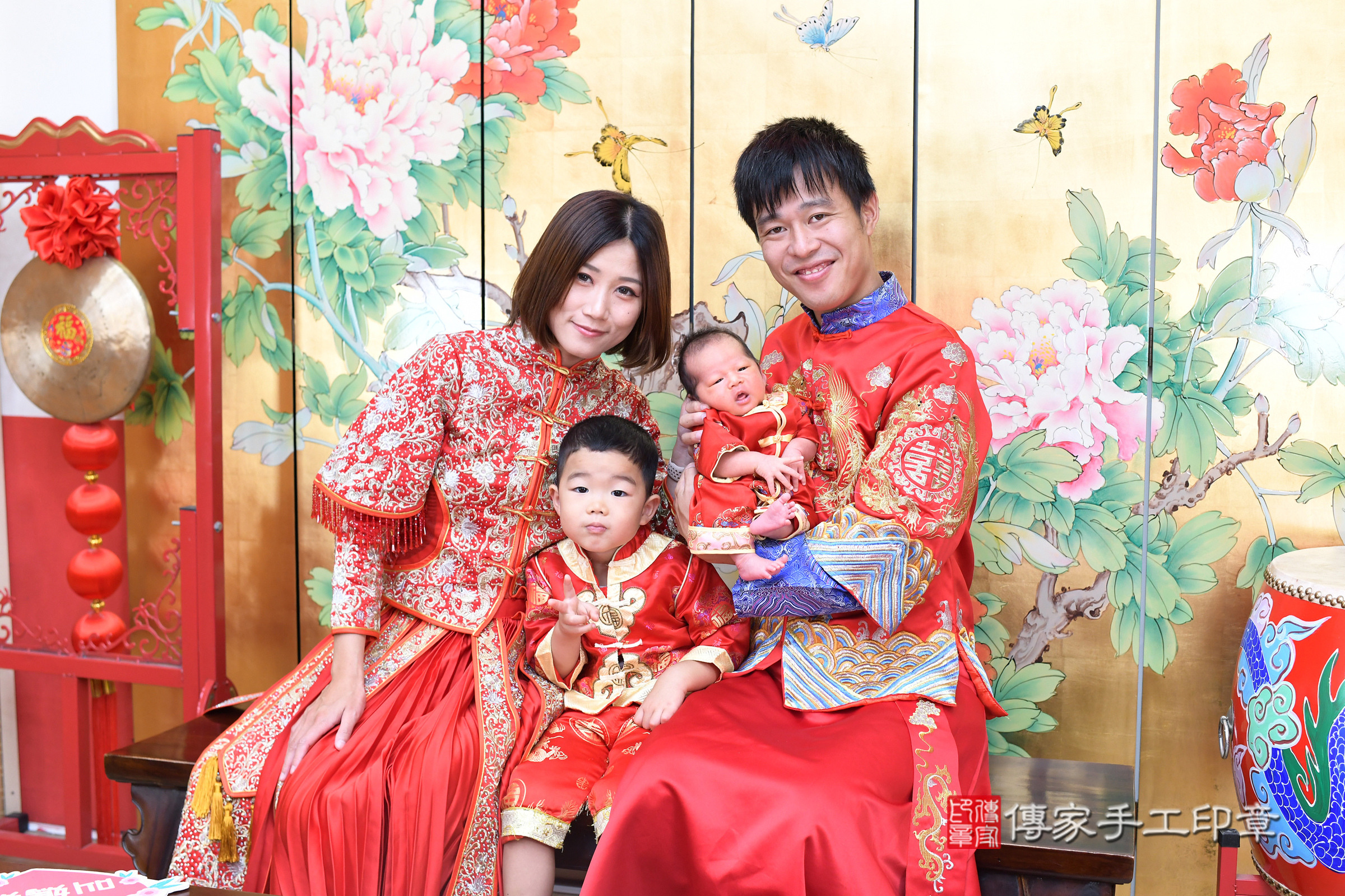 小馳寶寶剃頭，成人與小孩古裝禮服照。地點：傳家「台北店」古禮會場，照片2