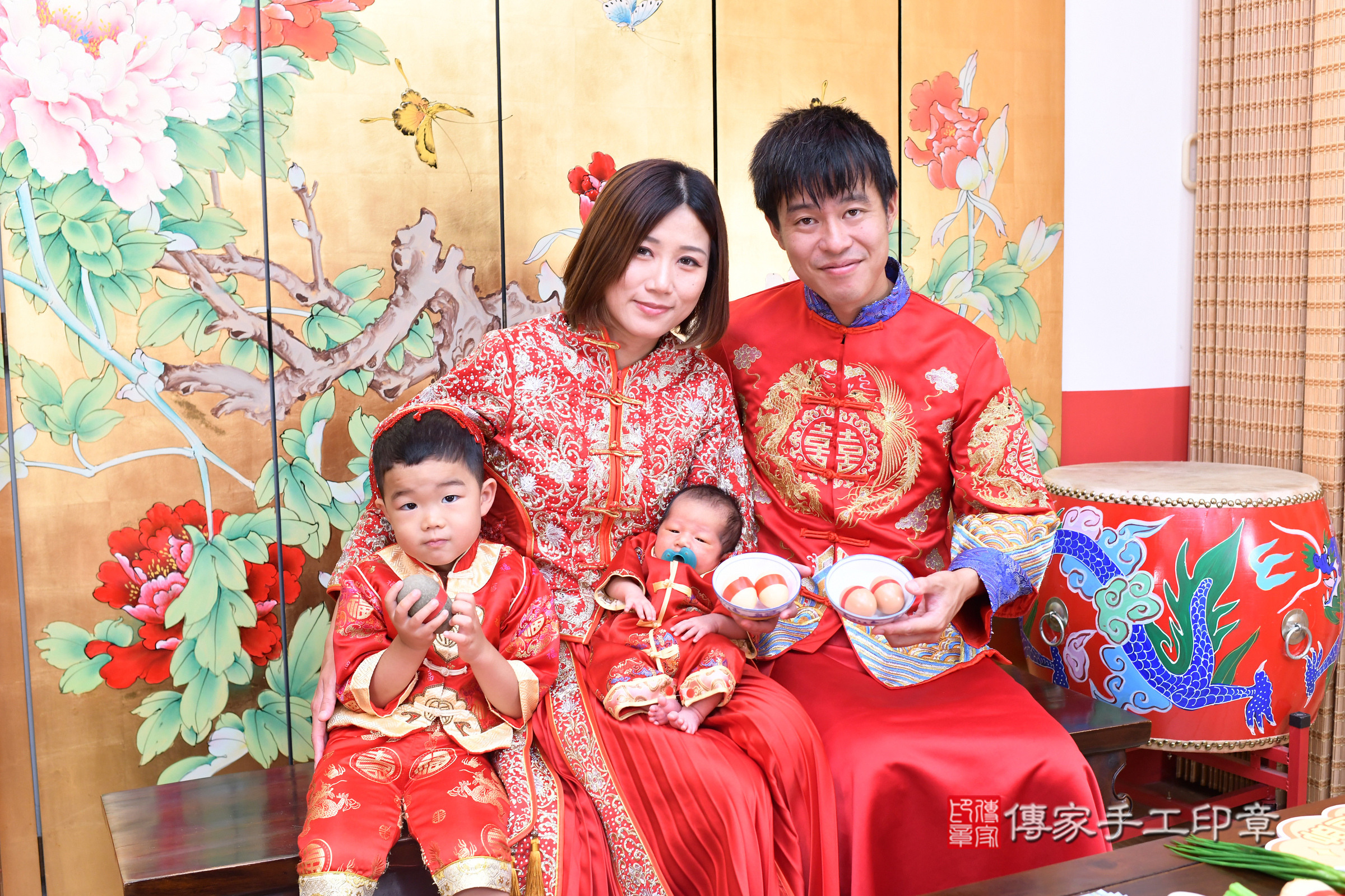 小馳寶寶剃頭，成人與小孩古裝禮服照。地點：傳家「台北店」古禮會場，照片3